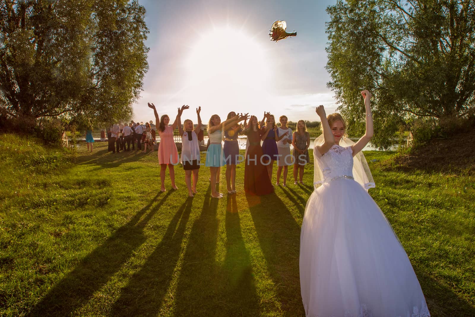 The bride throws a bouquet