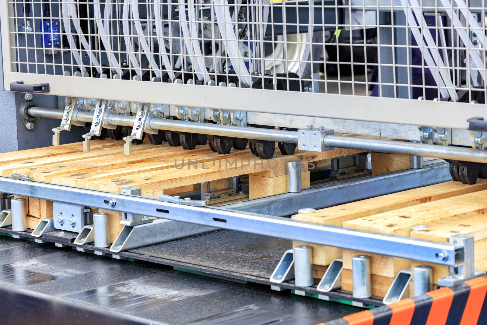 Production of wooden pallets on a modern automatic line for woodworking.