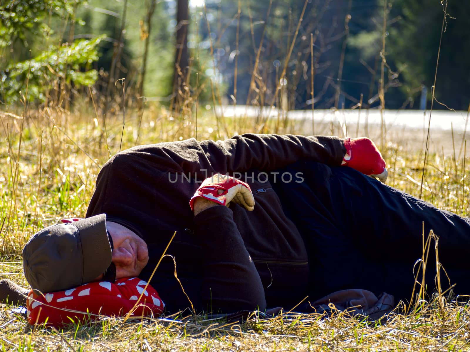 Worker makes a break in the garden. Lying in the Grass. vacation concept. hat over her head