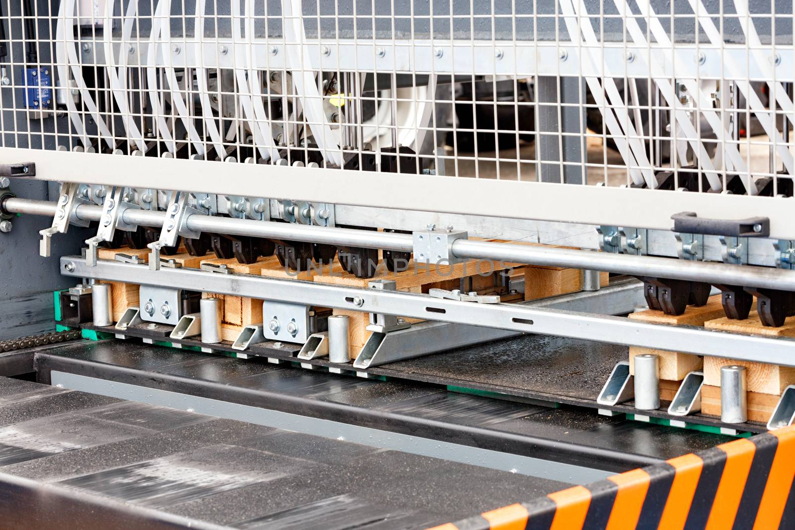 Production of wooden pallets on a modern automatic line for woodworking.