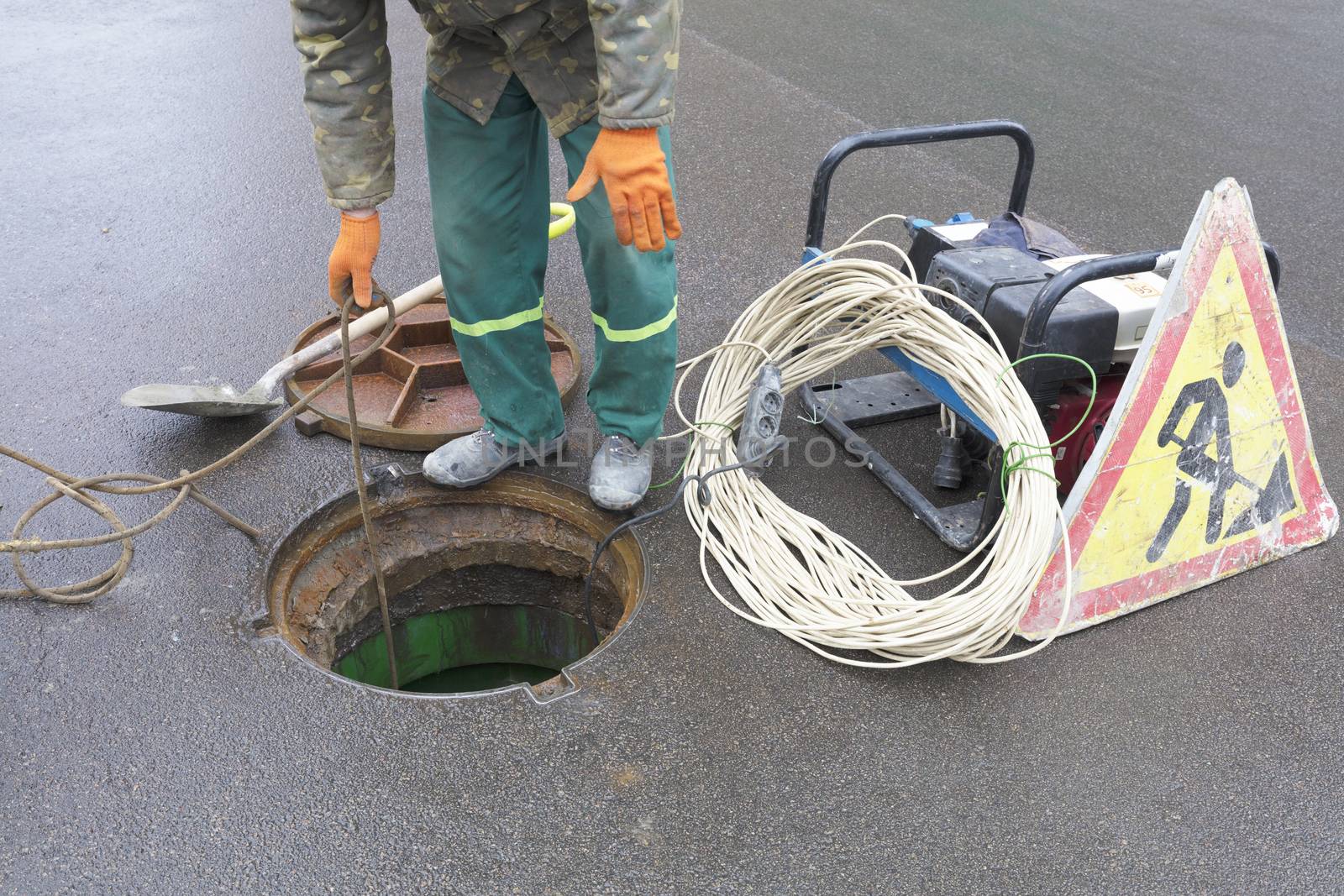 The employee opened the hatch on the street, started the power generator and lowered the electrical cable down to eliminate the emergency situation