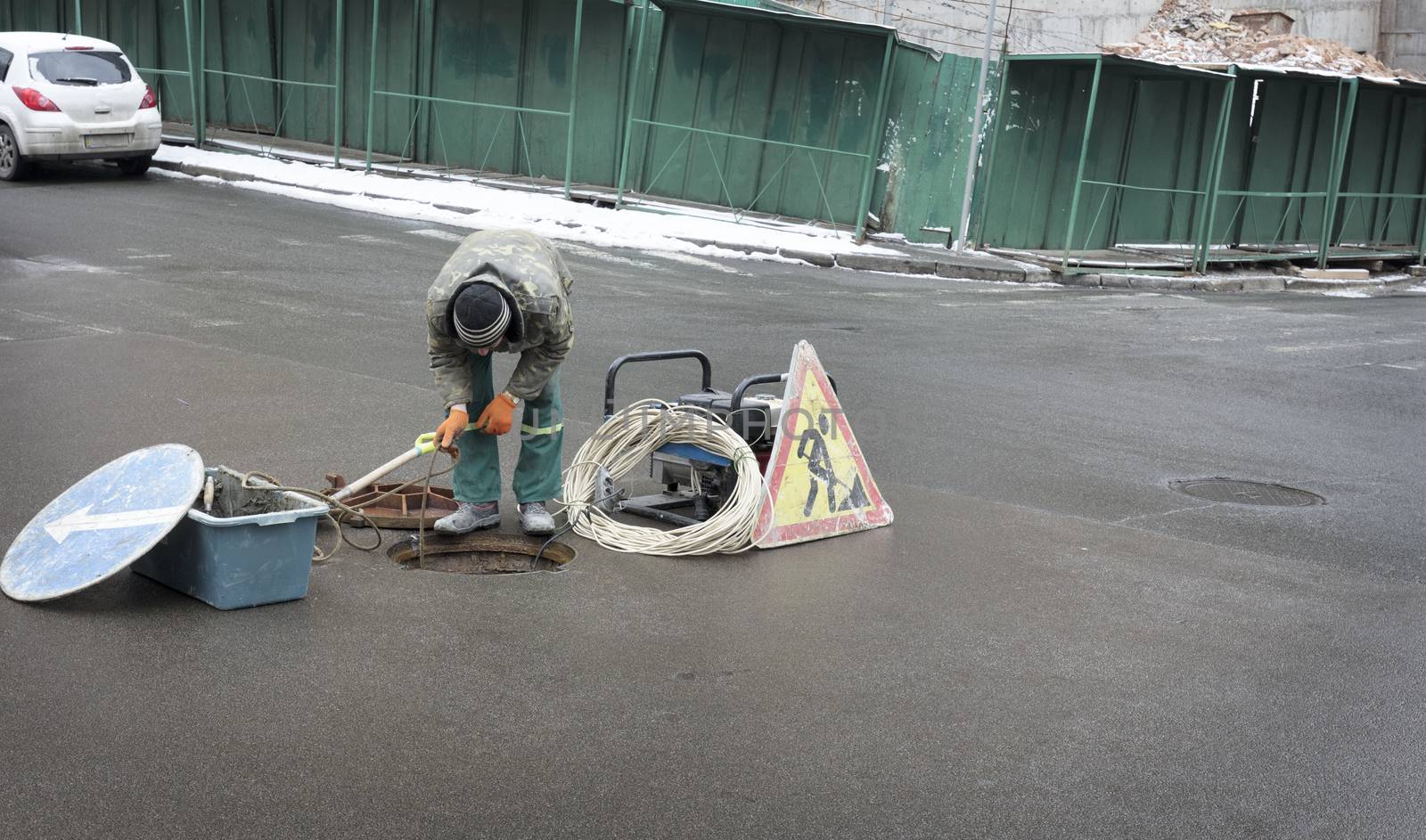 The employee opened the hatch on the street, started the power generator and lowered the electrical cable down to eliminate the emergency situation