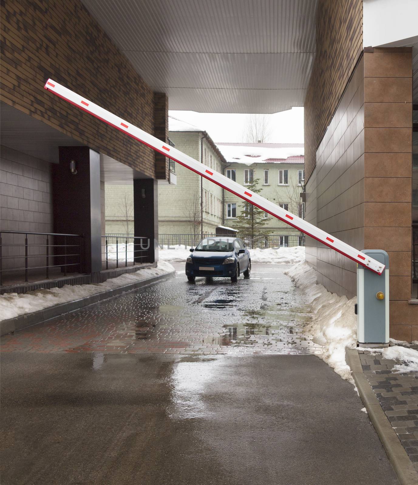 Automatic barrier gates to enter the courtyard of the building serve as a guard for the residents of the house