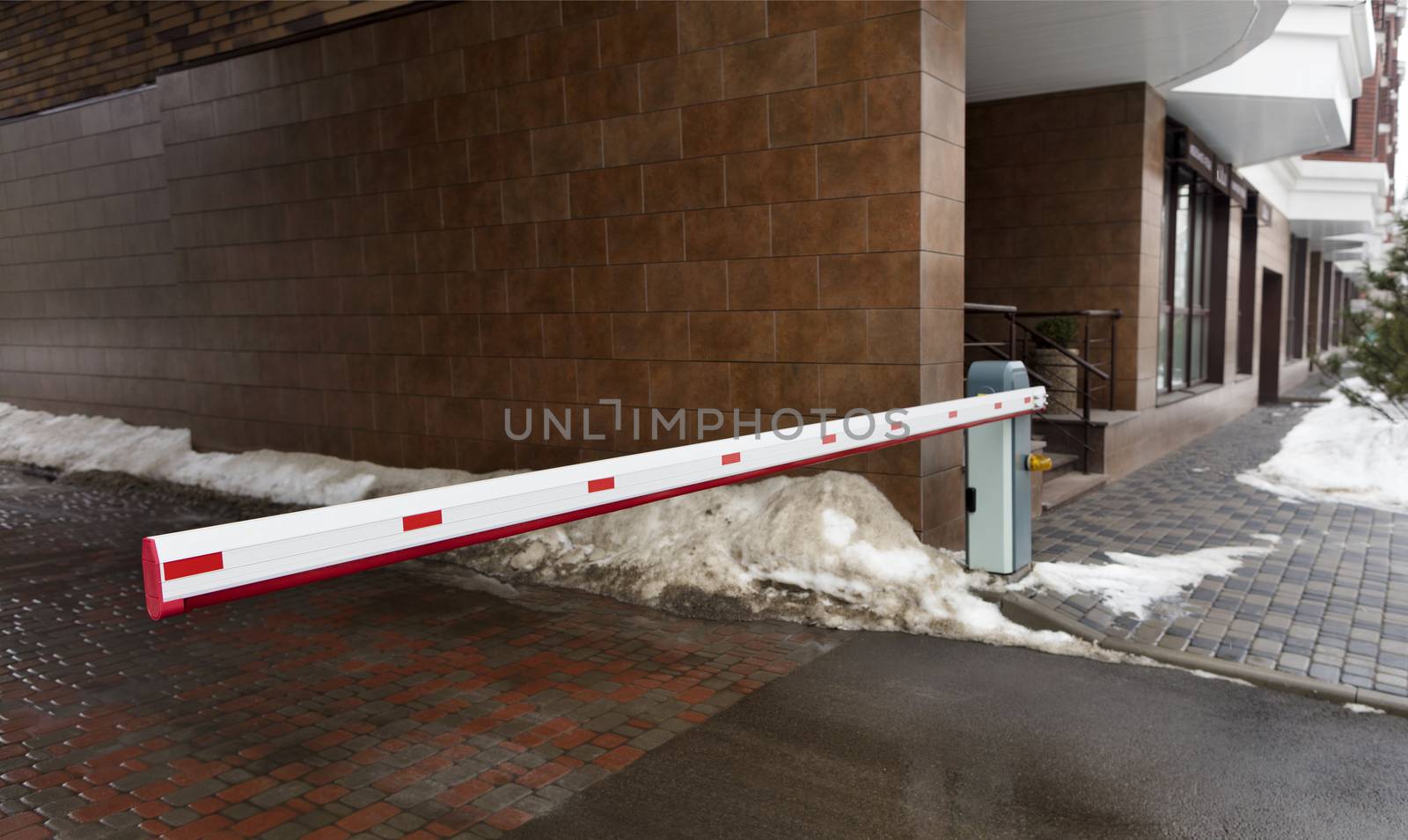 Automatic barrier gates to enter the courtyard of the building serve as a guard for the residents of the house