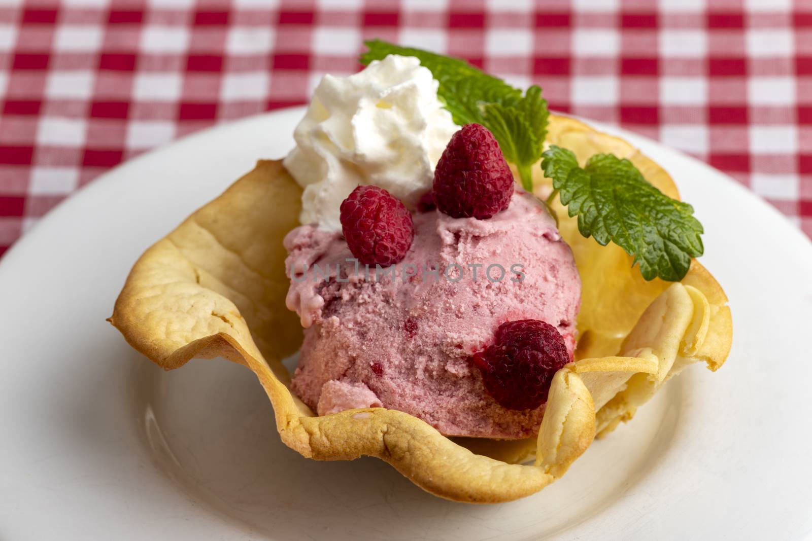 raspberry ice cream by bernjuer