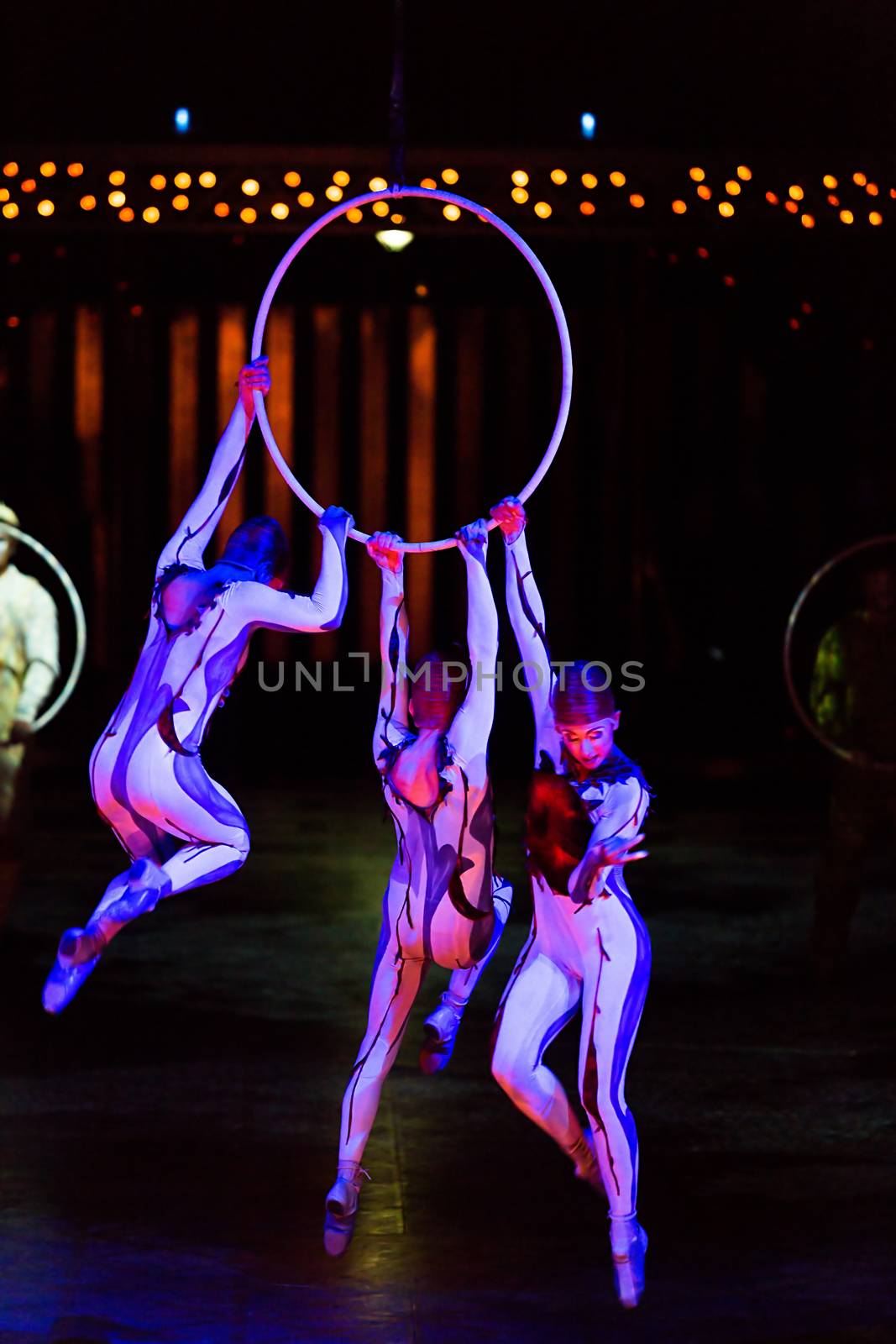 Performers skipping Rope at Cirque du Soleil's show 'Quidam' by ververidis