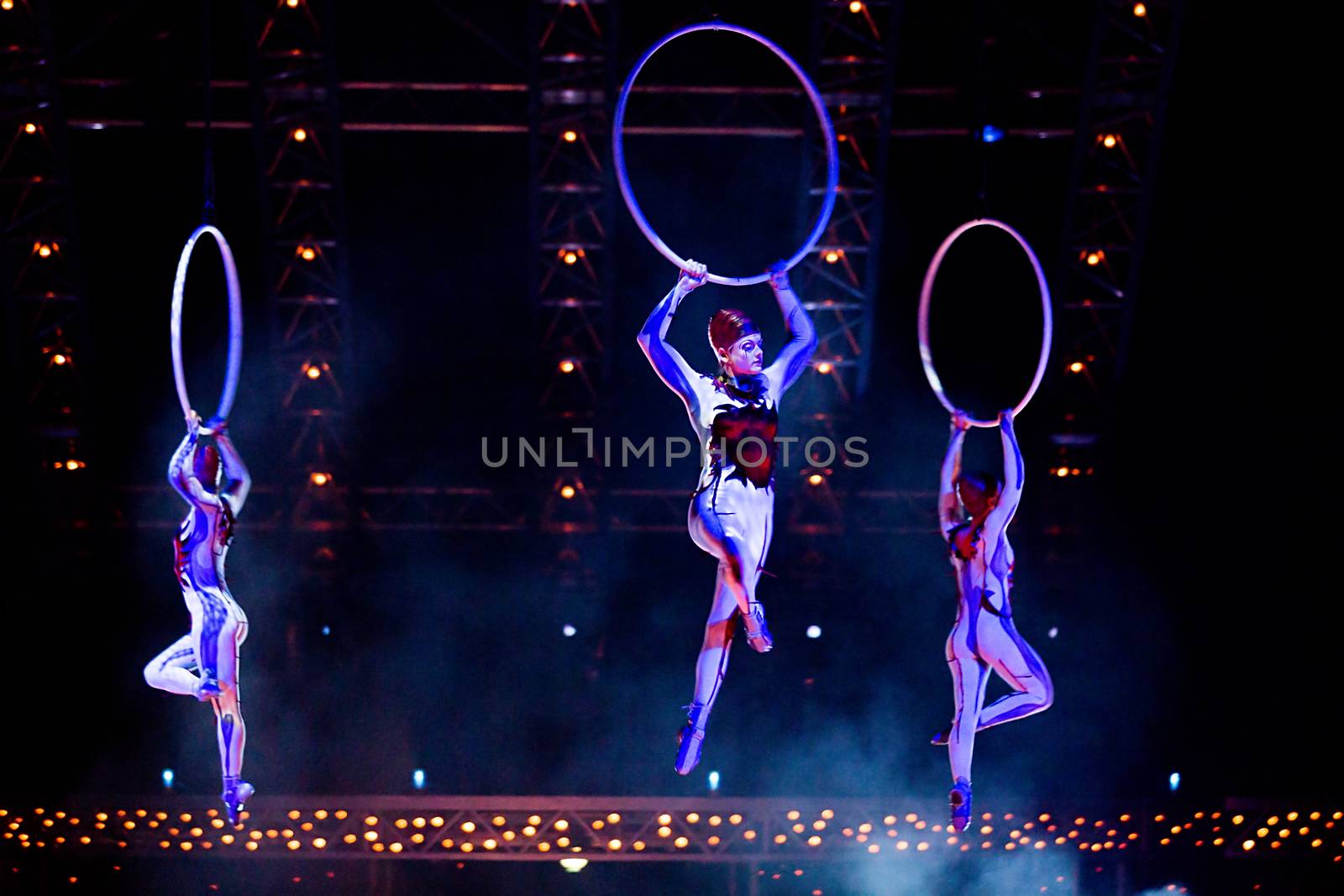 Performers skipping Rope at Cirque du Soleil's show 'Quidam' by ververidis