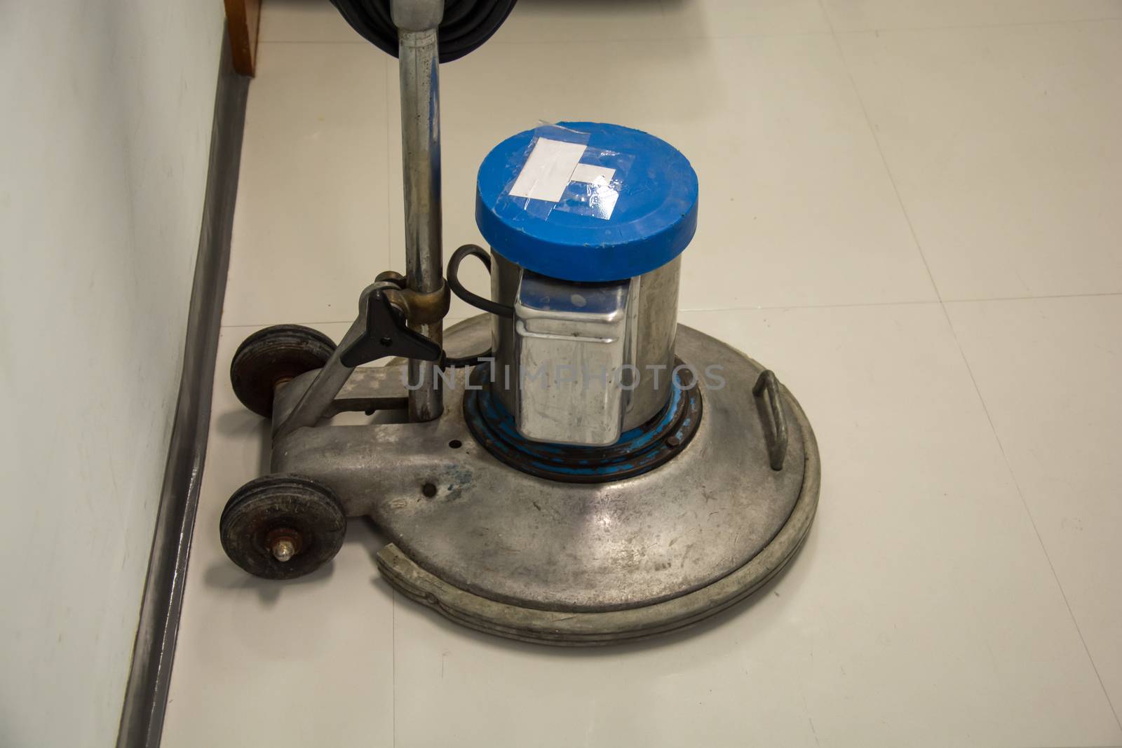 Floor polishing machine