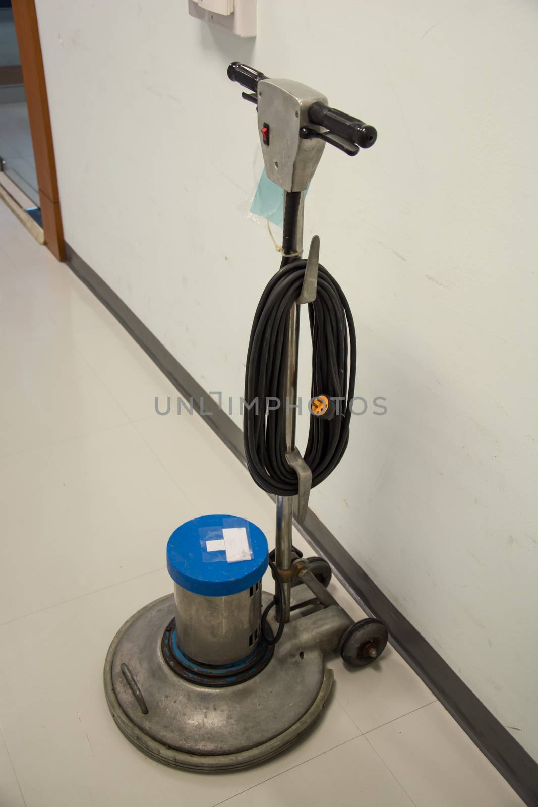 Floor polishing machine