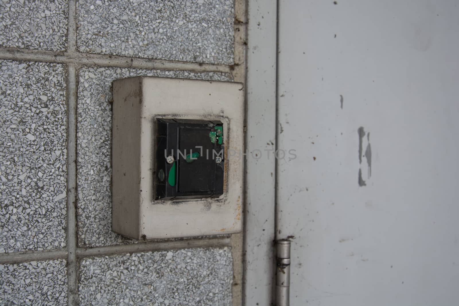 access system to lock and unlock fire exit doors