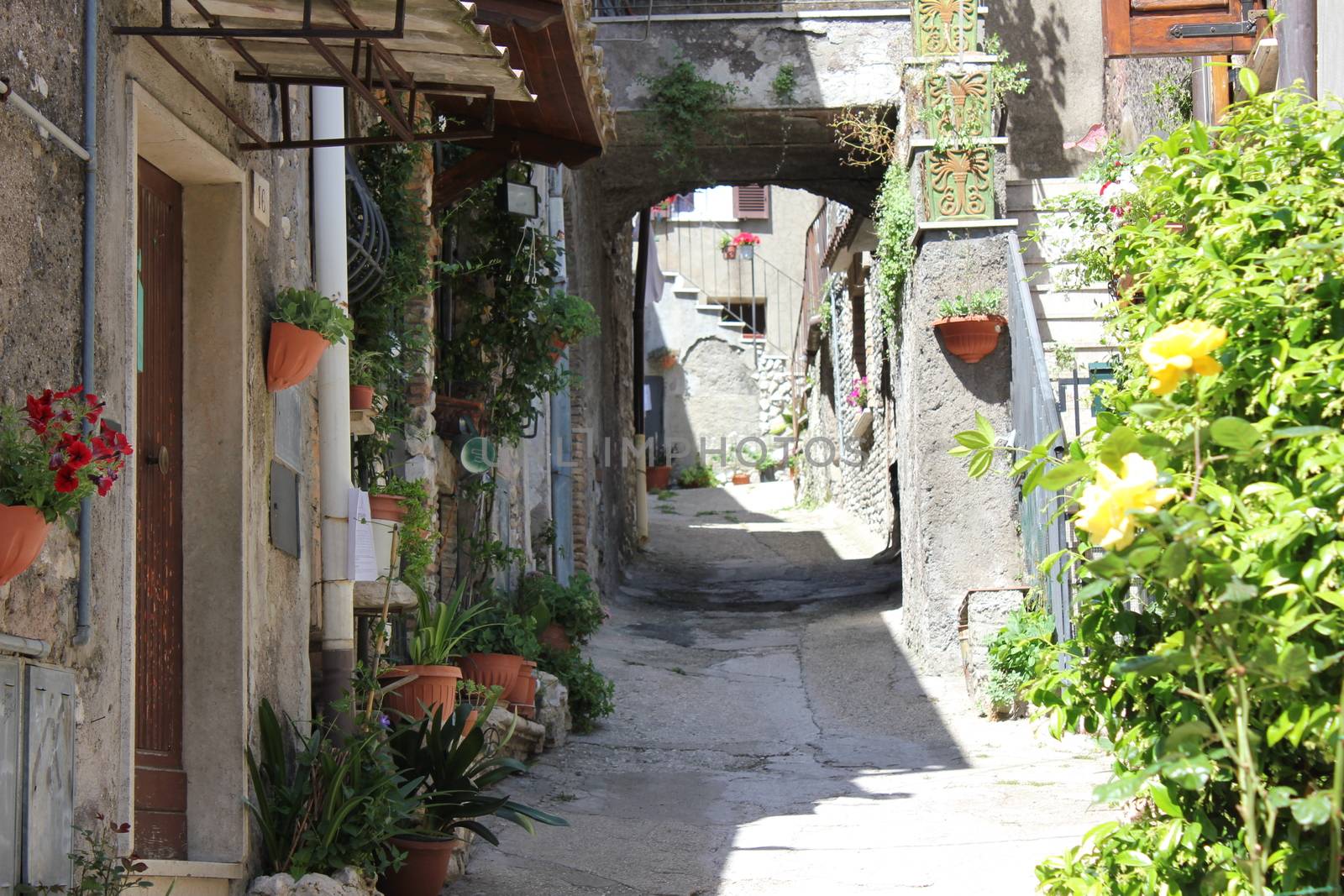 paesaggio con vicolo del centro storico