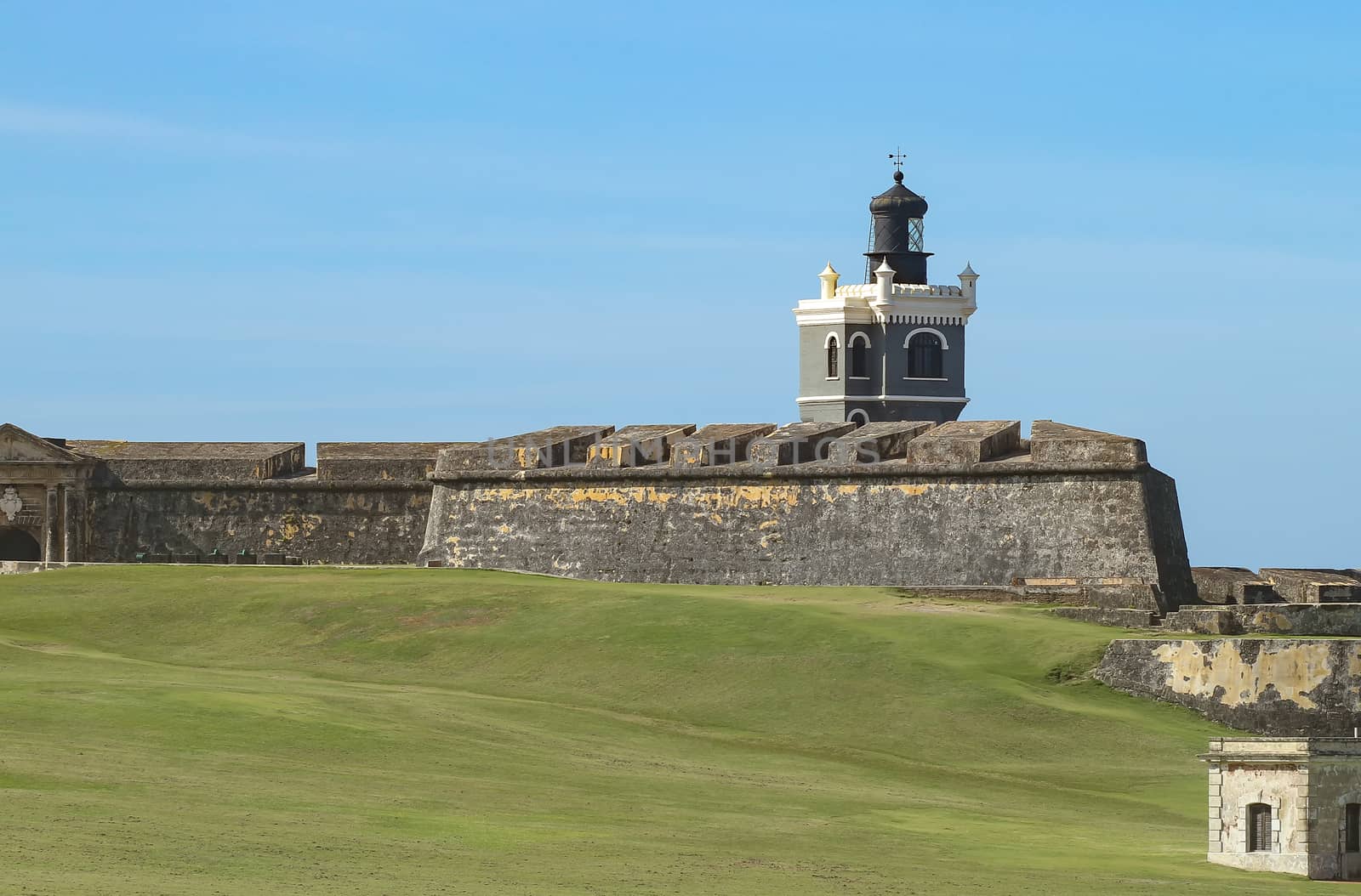 A view of the light tower at the Castillo San Felipe del Morro during the day. No people around.