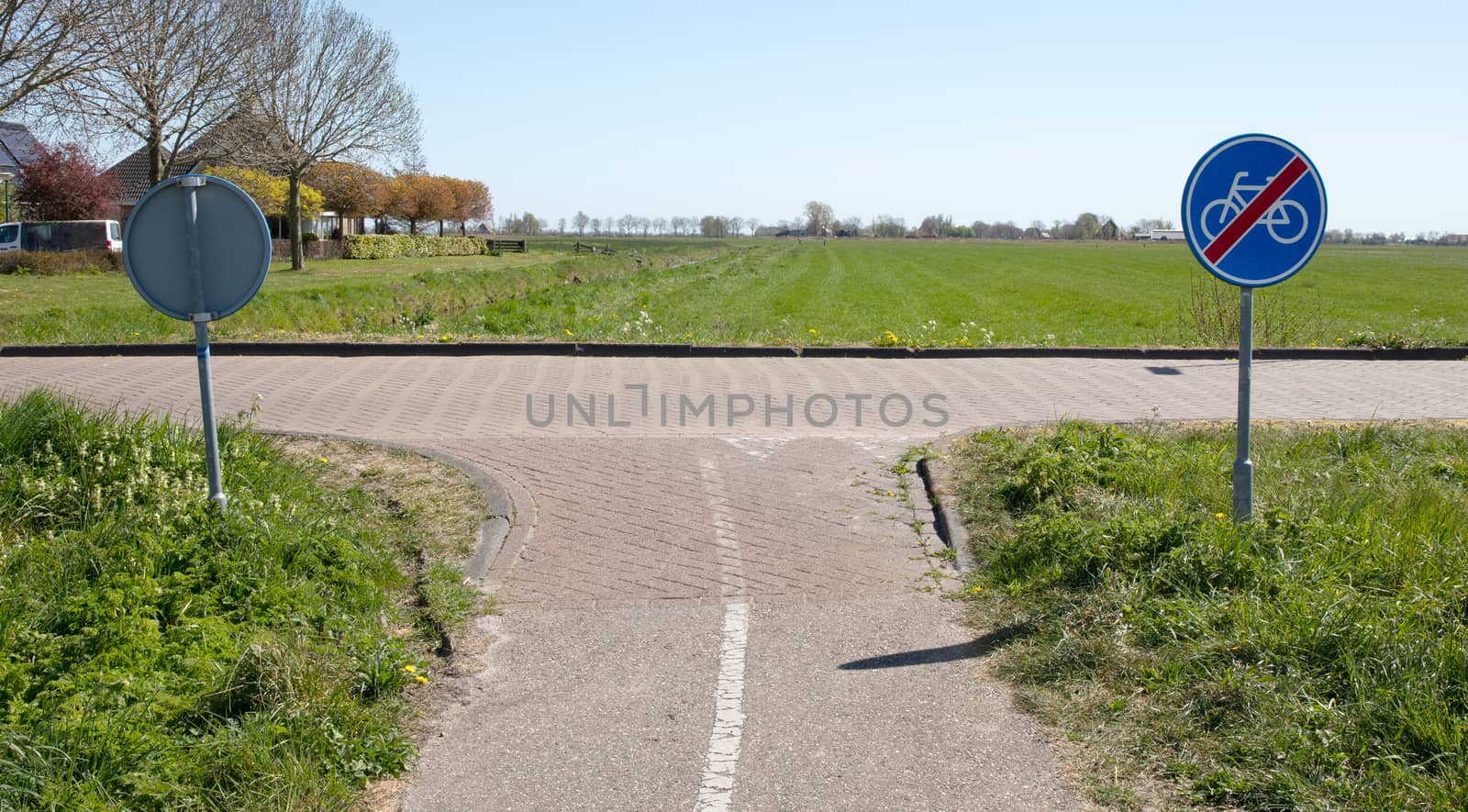 B40 - End of bicycle zone by michaklootwijk