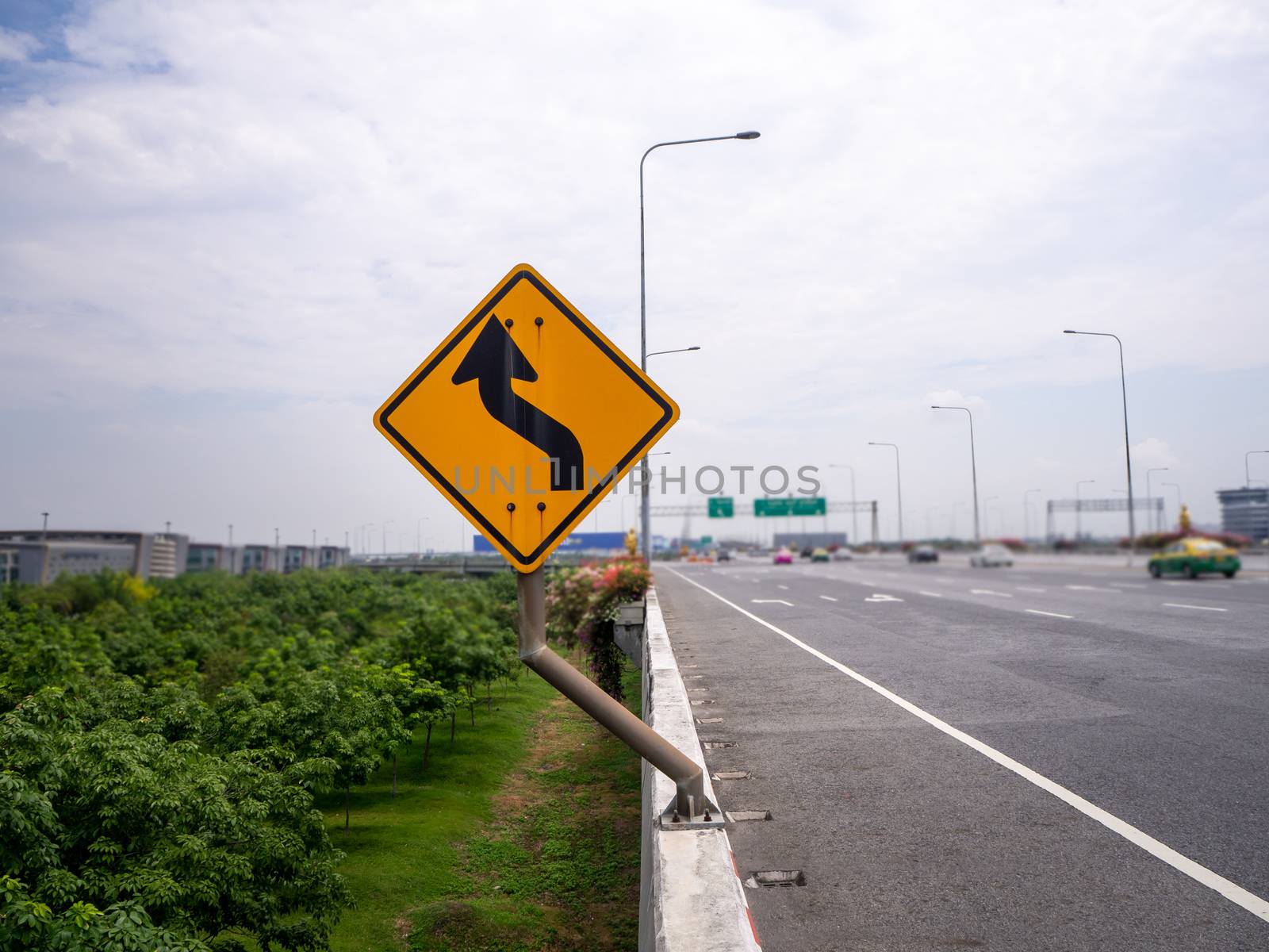 Expressway arrow sign Curve warning sign on the road