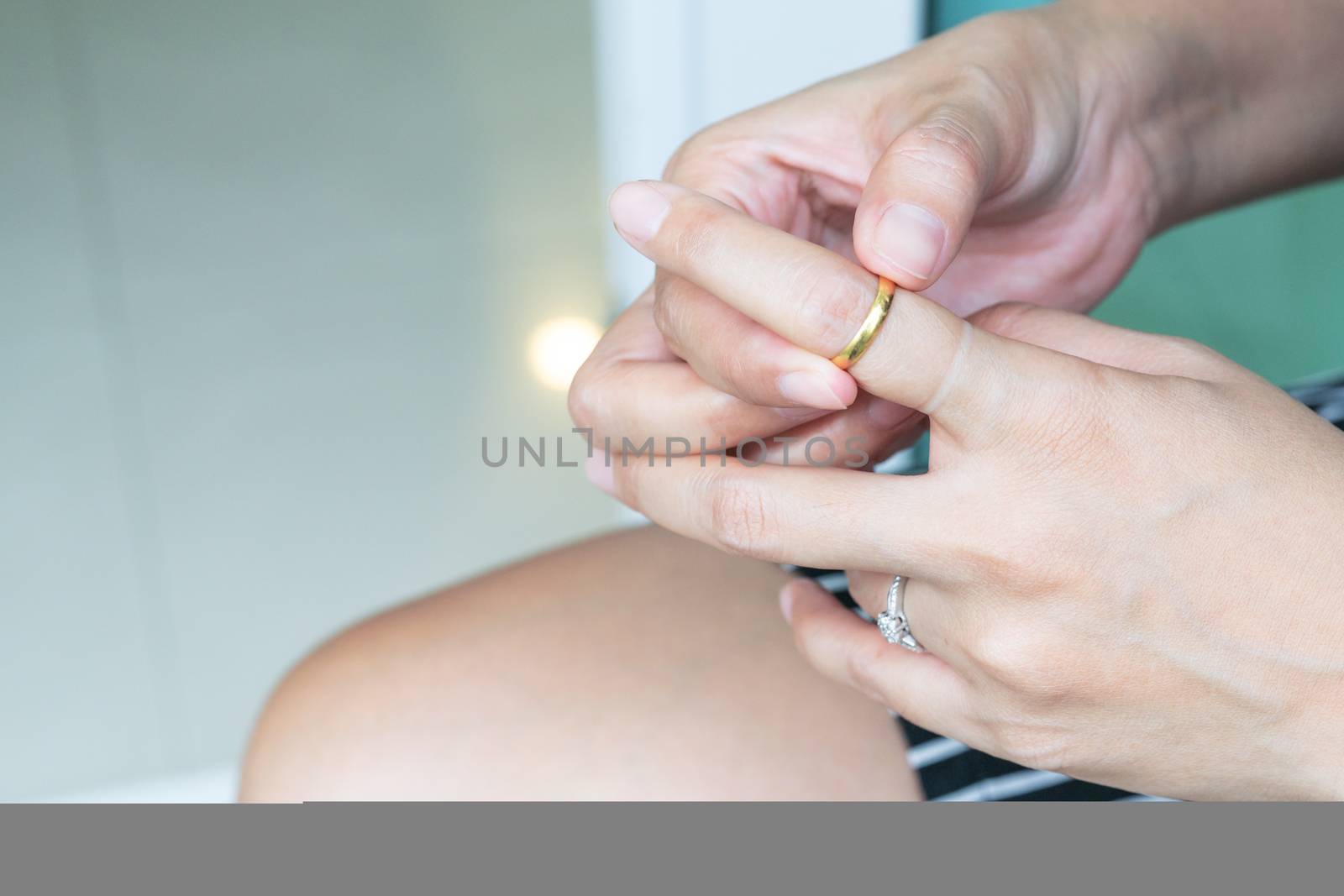 Stuck ring take off fat woman nail, gold ring removing