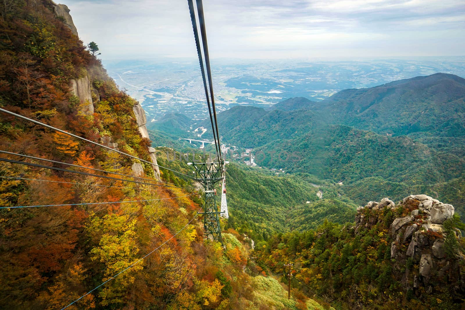 The Gozaisho Ropeway (a Japanese aerial lift line), the line climbs Mount Gozaisho in Komono, Mie. Riders can see a view of Yokkaichi. The mountain itself is known for its beautiful scenery.