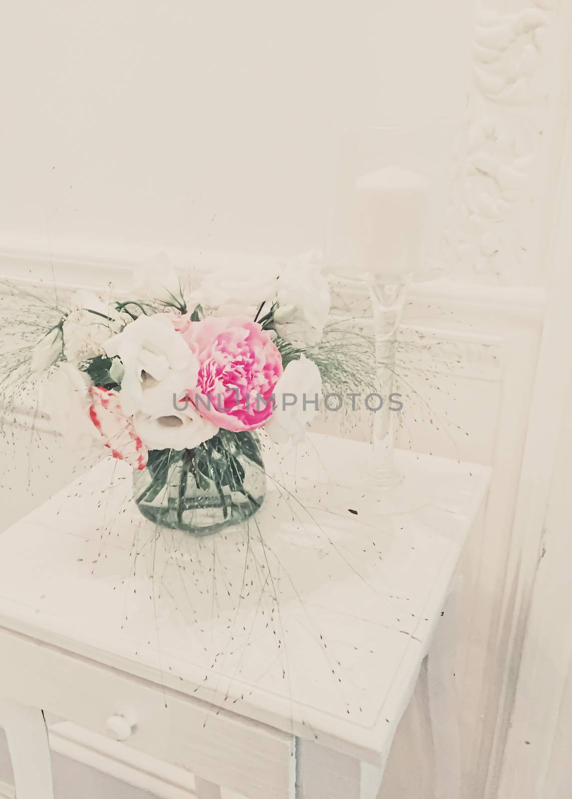 Bouquet of flowers in vase by Anneleven
