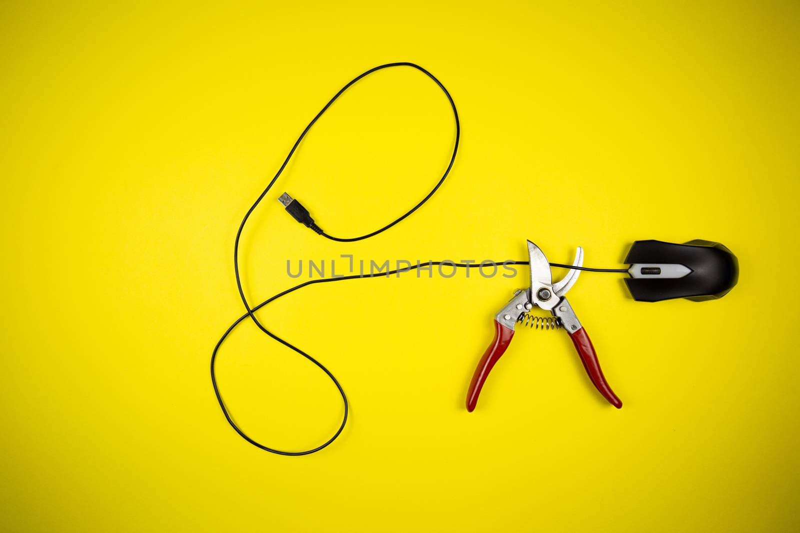 Nippers cut the wire of a computer mouse