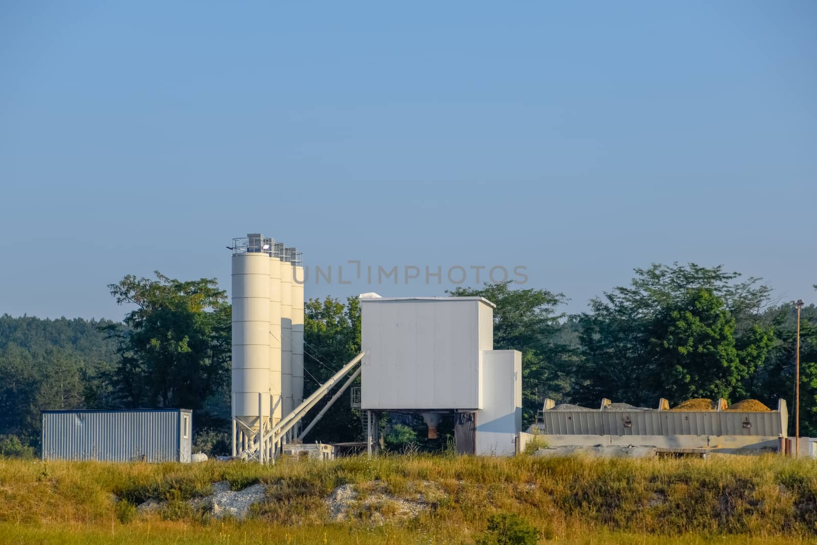 The factory is a whee. Mixing concrete for mixers. Concrete production.