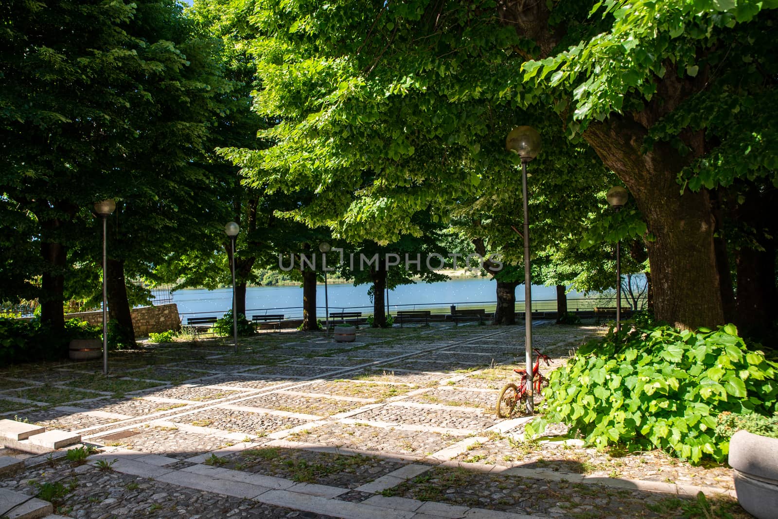 square with benches and shade in the center of the village of piediluco