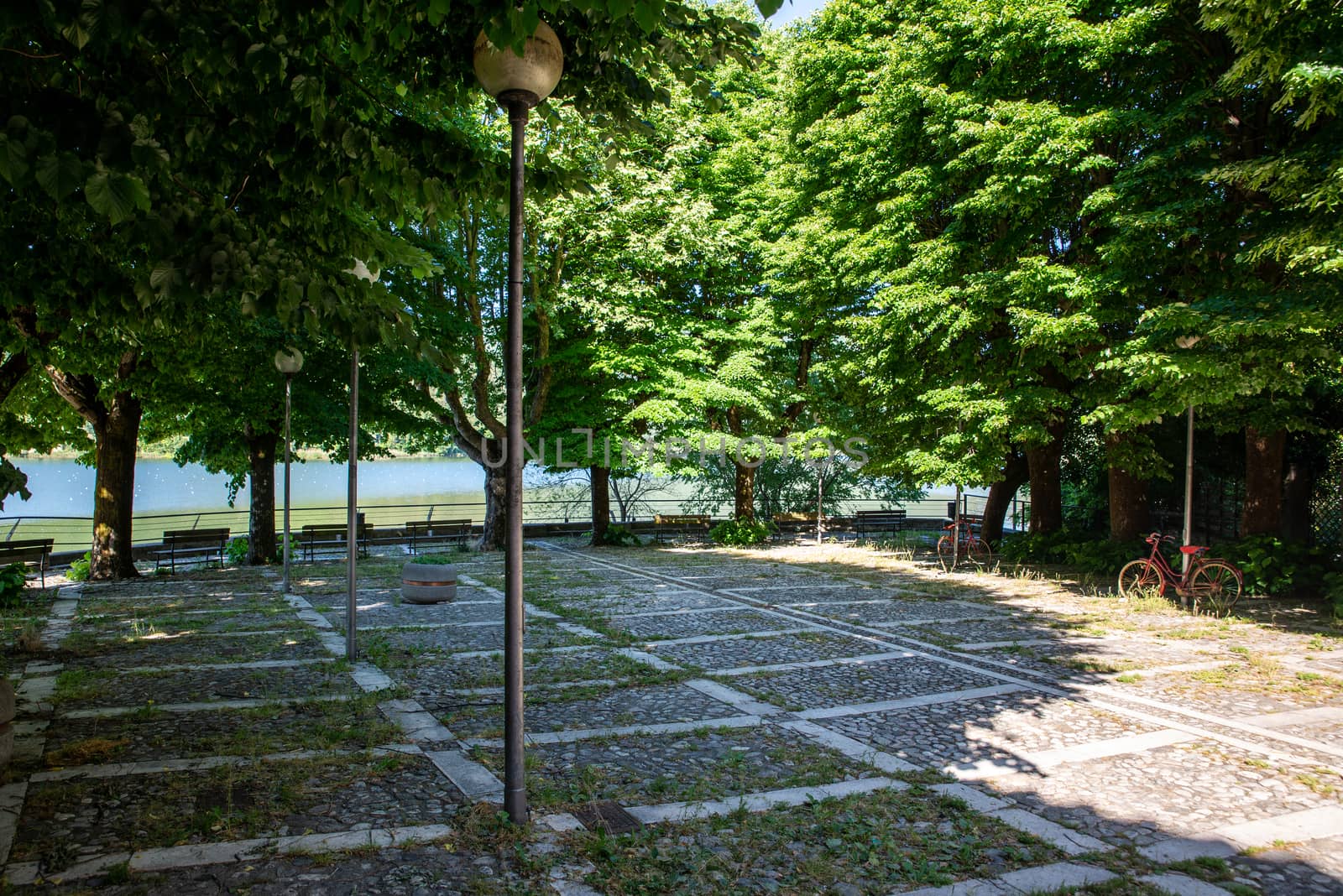 square with benches and shade in the center of the village of piediluco