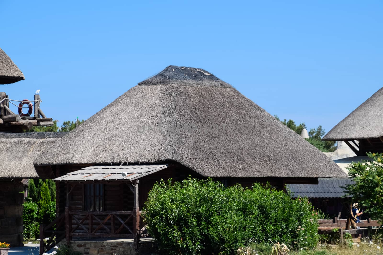 Kafe with a cane roof. The roof is made of reeds and reeds.