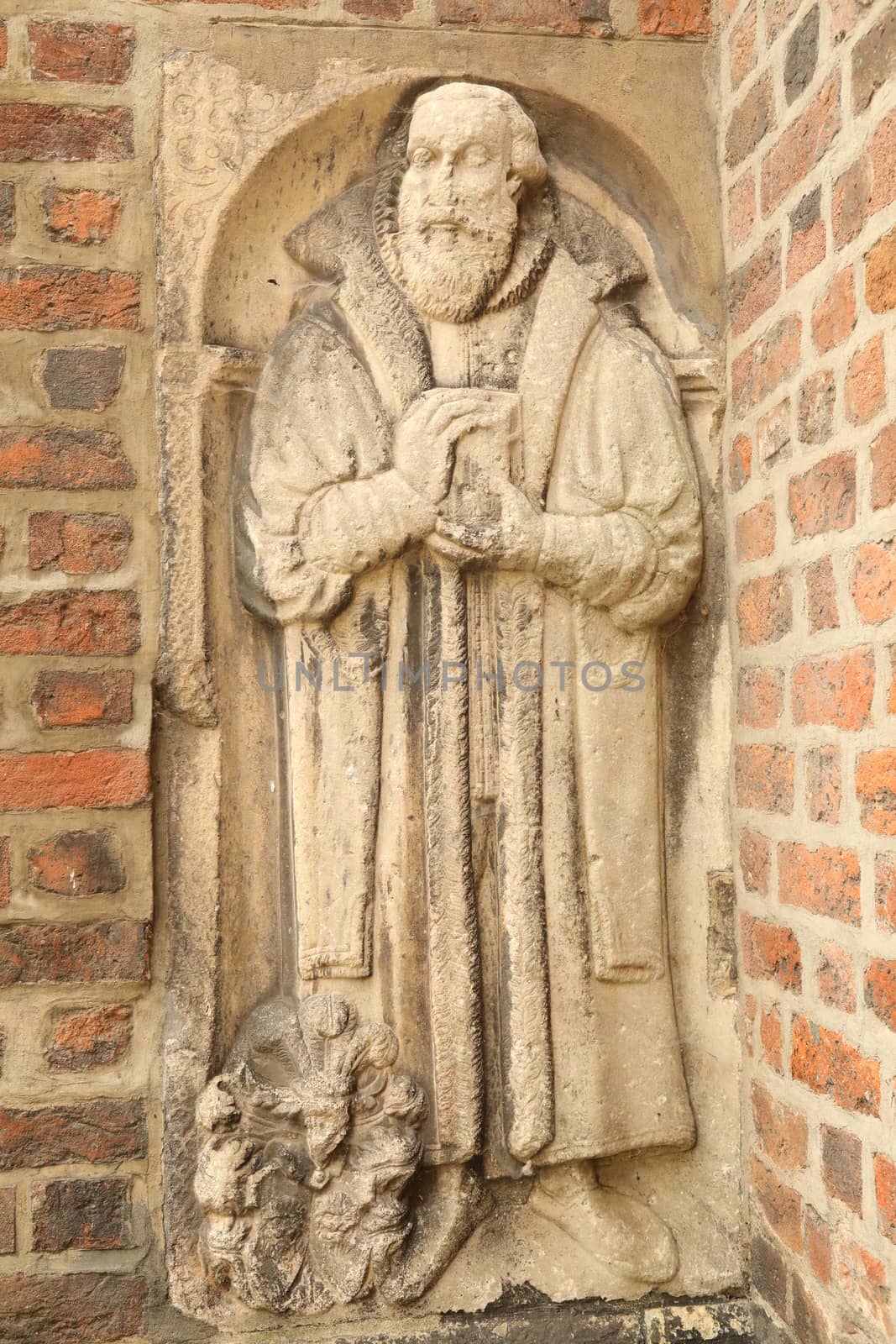 Sculpture at Monument by rajastills