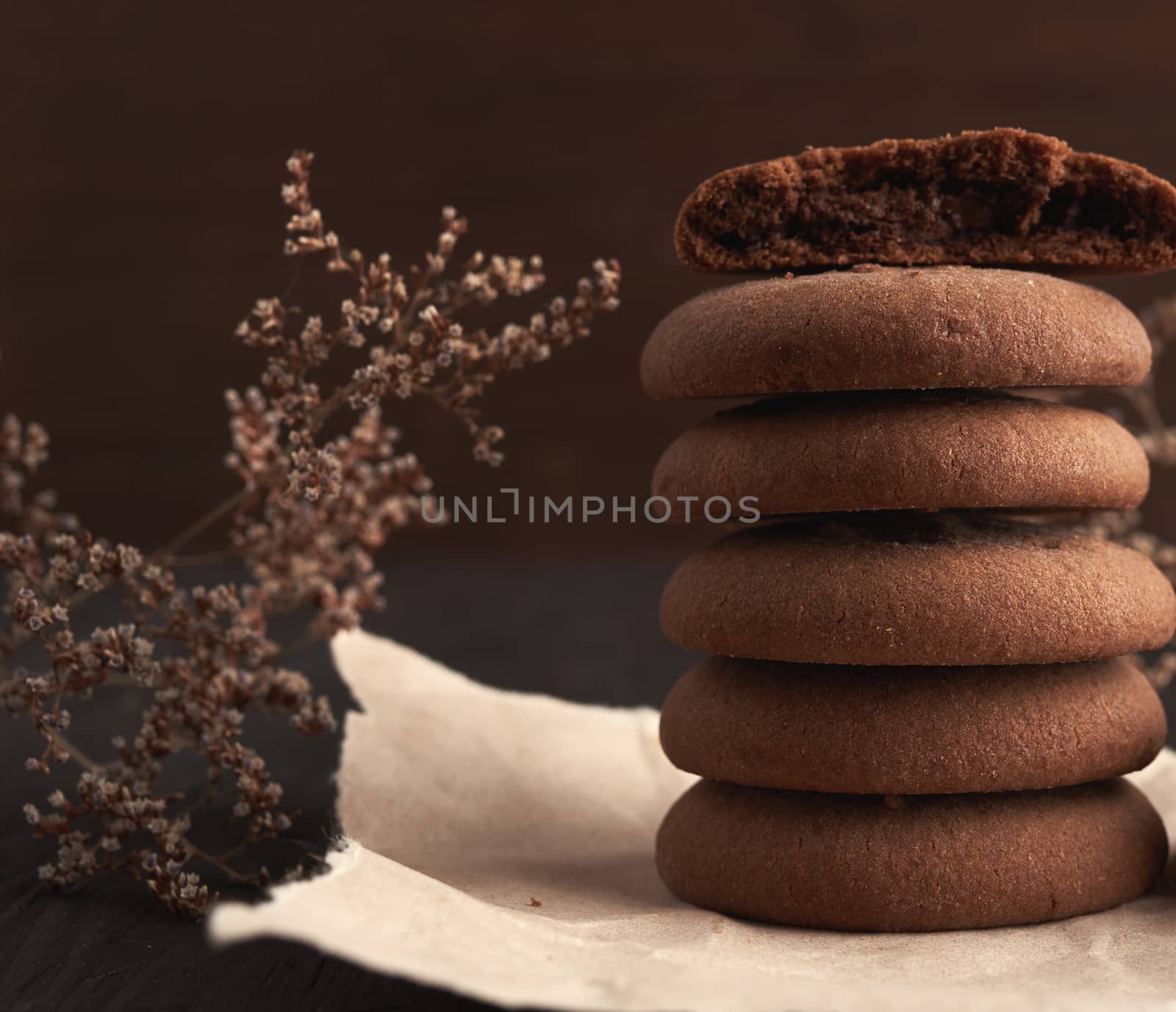 round chocolate chip cookies are stacked on a table, delicious dessert, close up