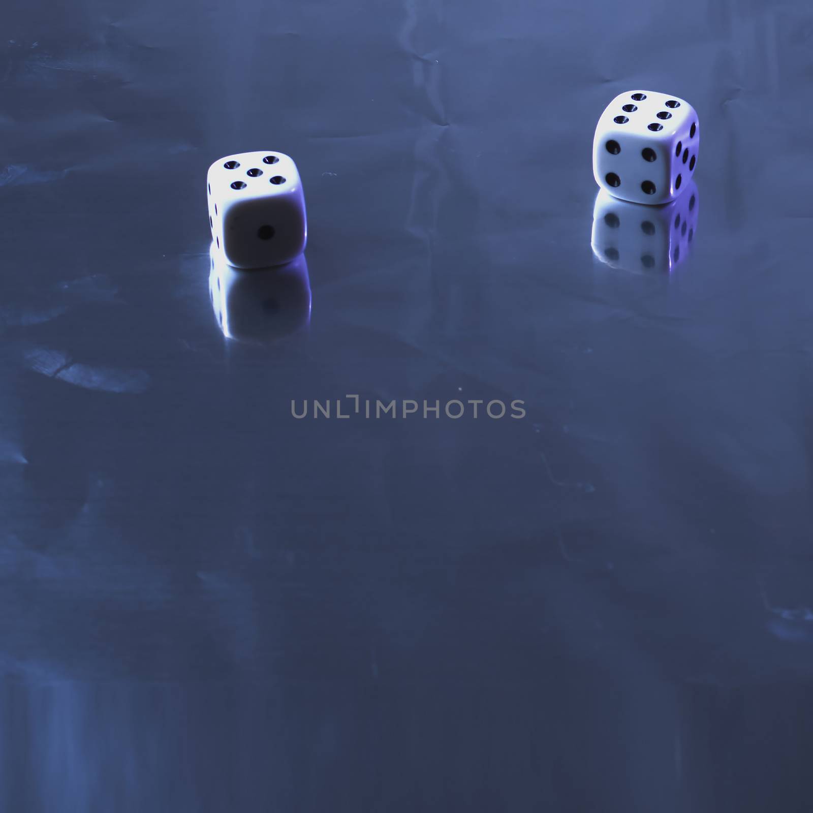 Two dice on silver background, by raul_ruiz