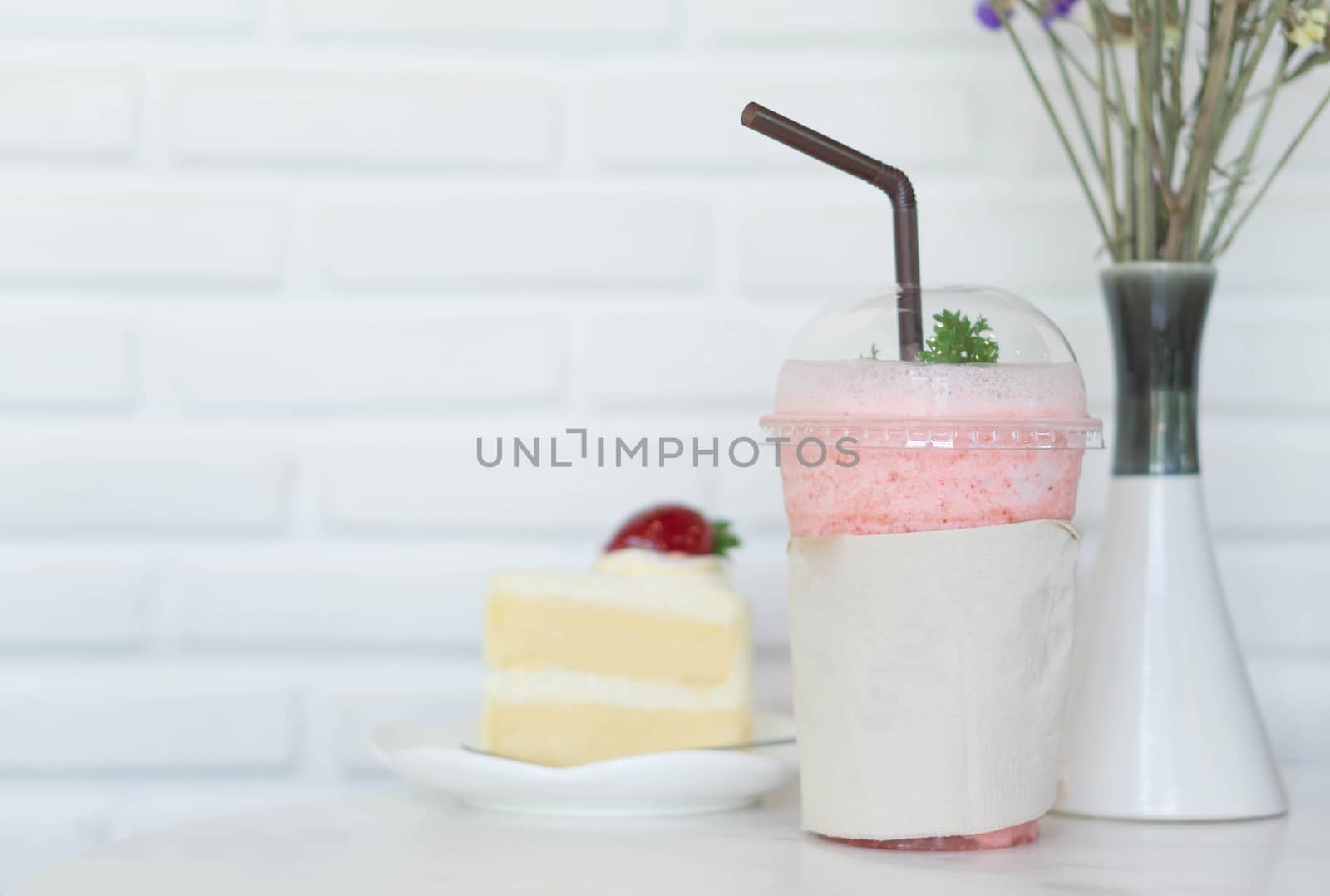 background; fruit; cocktail; strawberry; smoothie; glass; green; drink; red; fresh; summer; food; water; sweet; beverage; juice; healthy; color; ocean; refreshment;