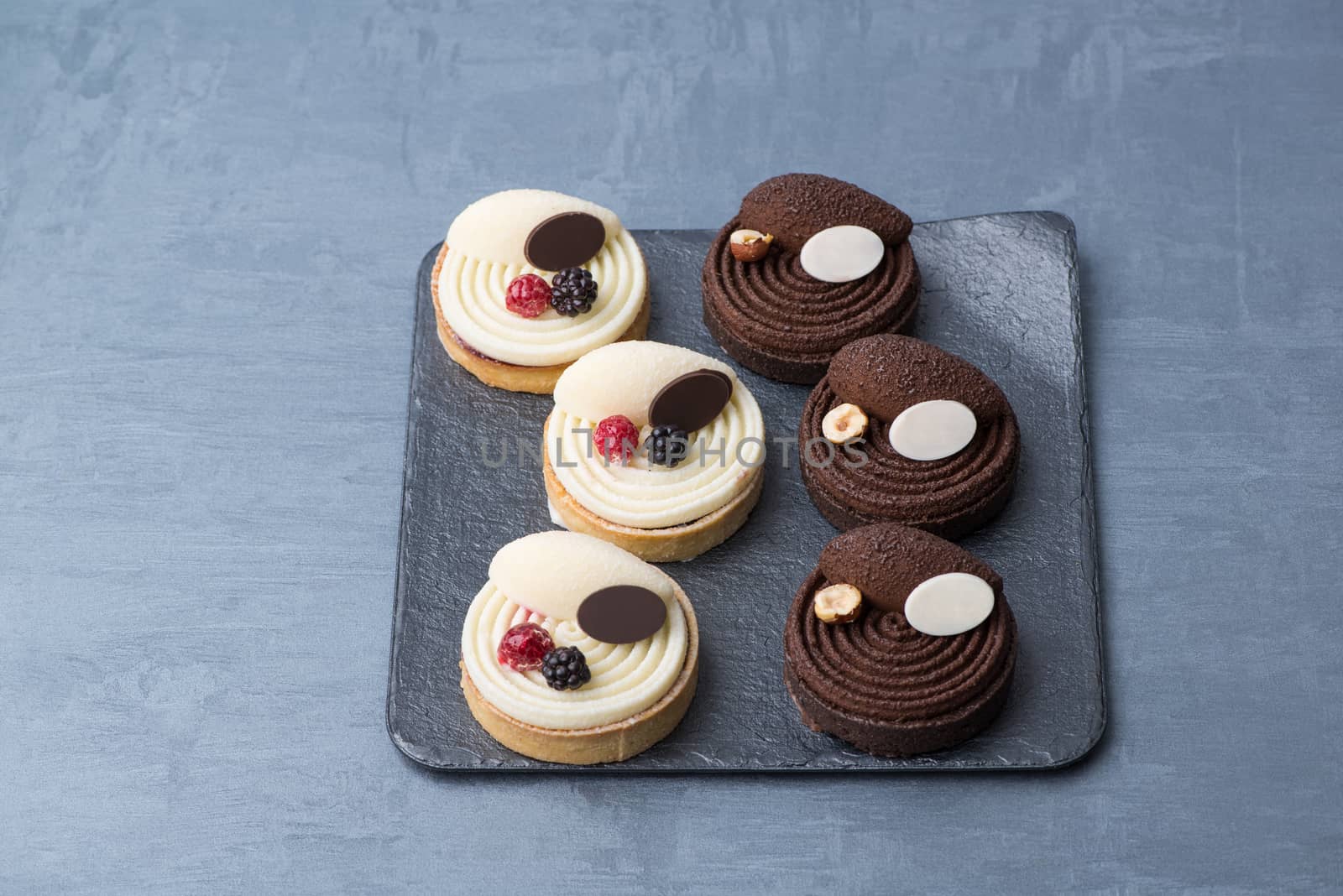 appetizing cake on a black plate, top view