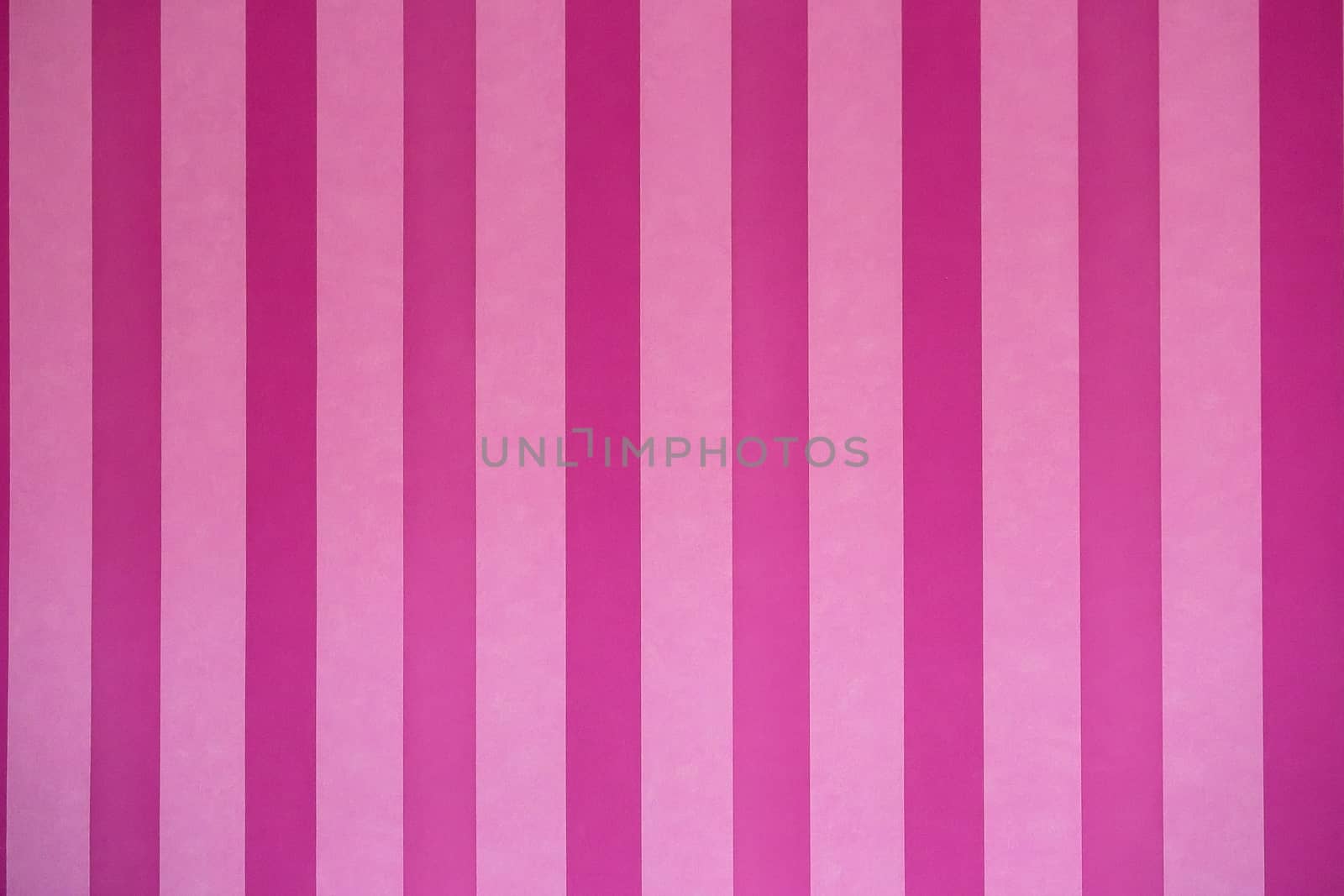 Pink wallpaper, Vertical stripe