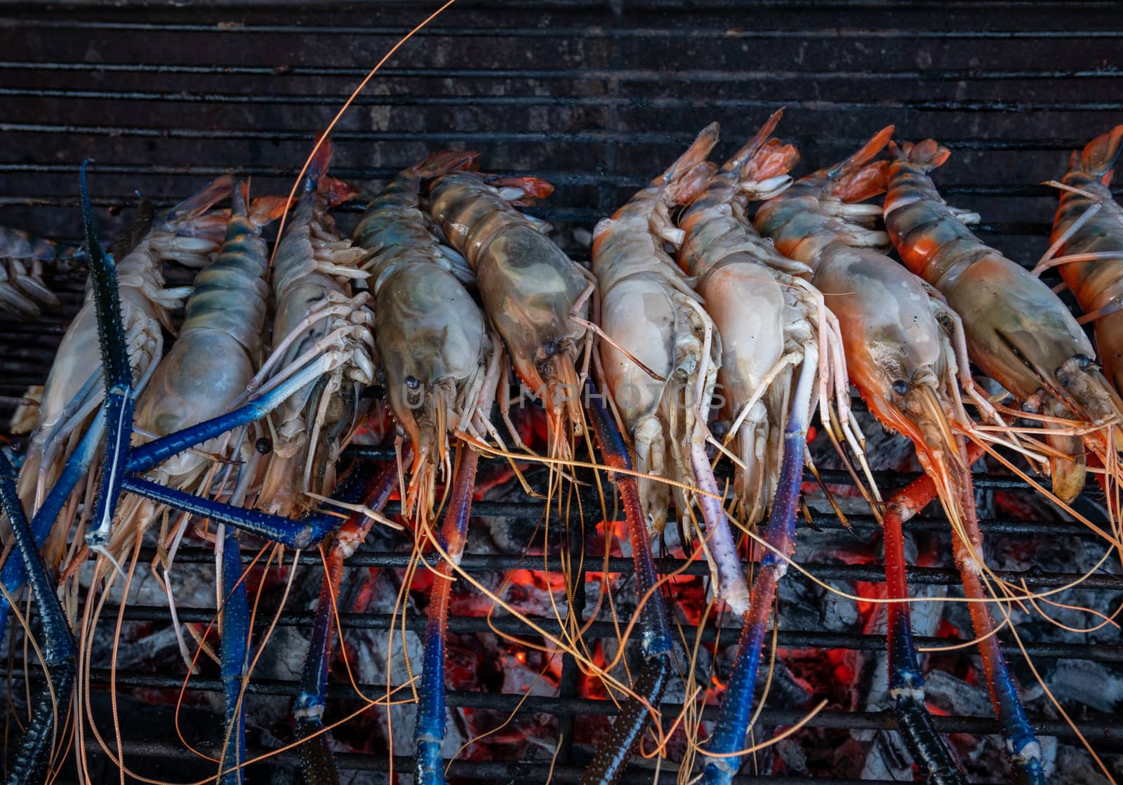 Cook the BBQ Seafood Prawns, Grilled river shrimp with Thai food.