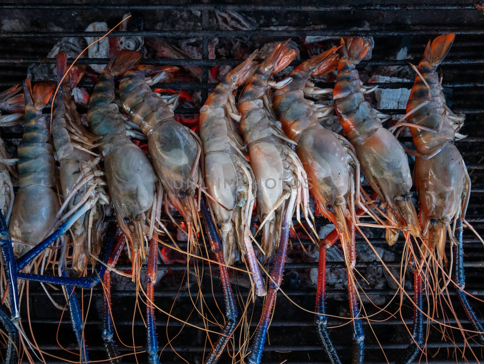 Cook the BBQ Seafood Prawns, Grilled river shrimp