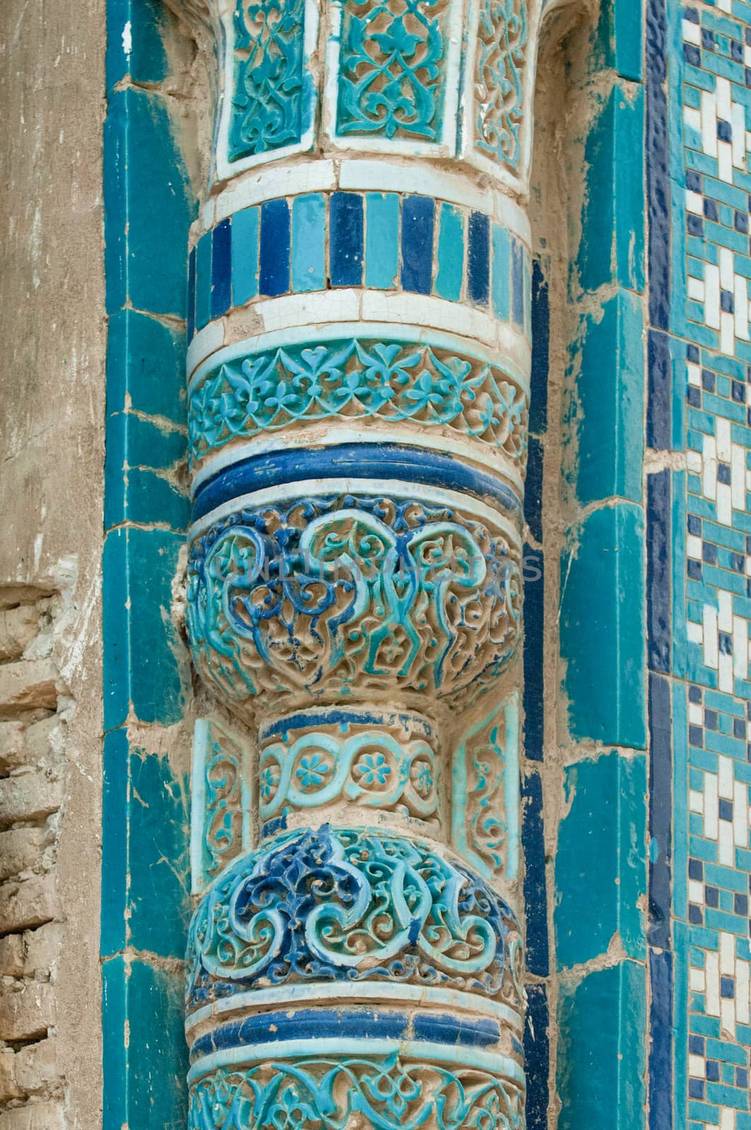 Closeup fragment of a column in the wall with the mosaic. the details of the architecture of medieval Central Asia