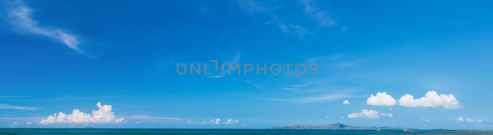 Panoramic beautiful seascape with blue sky and cloud on a sunny day