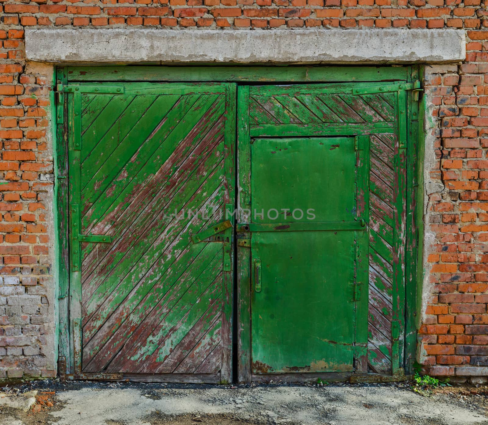 Old garage gate closed by z1b