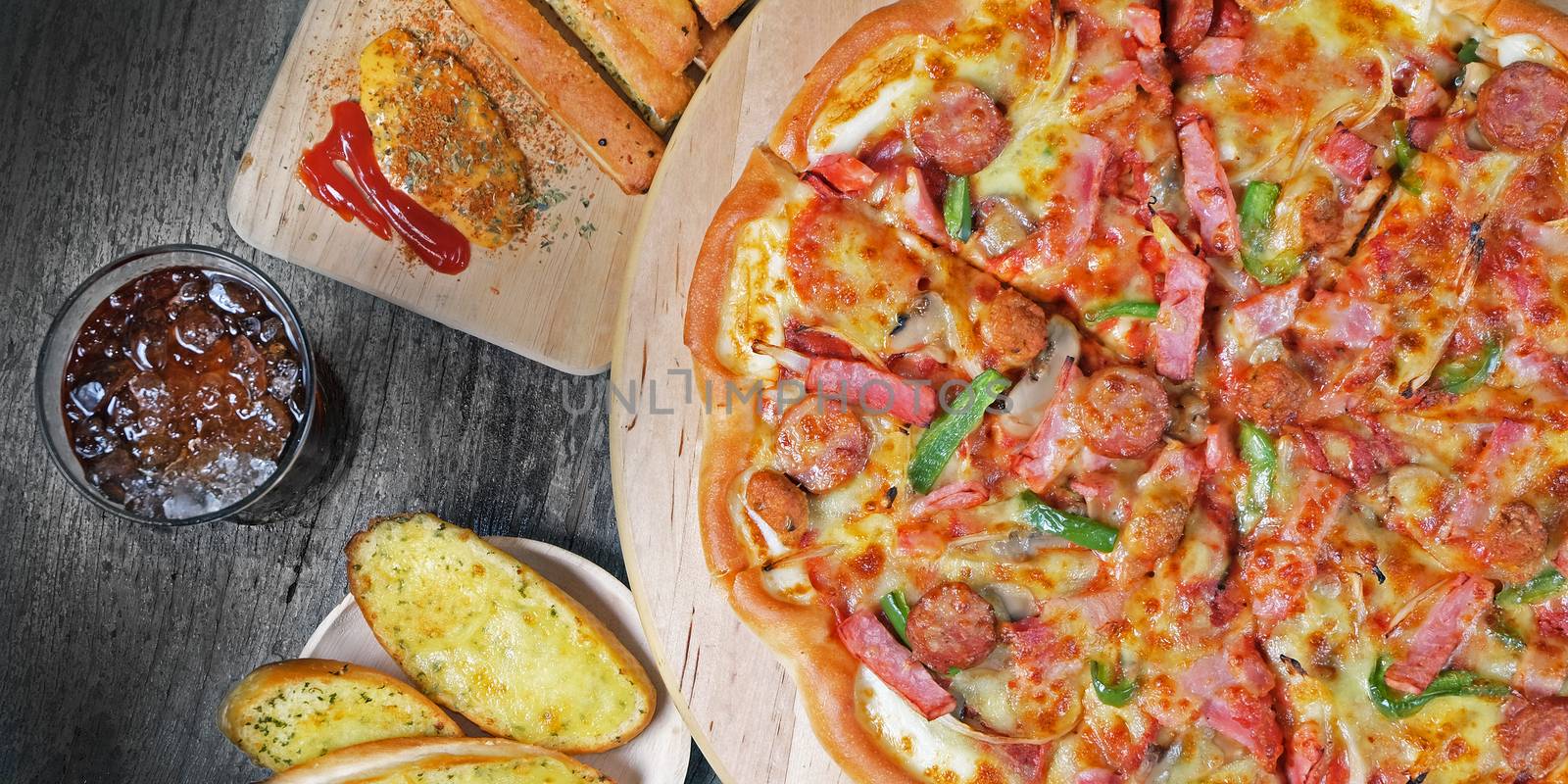 Pizza with pepperoni,smoked chicken, cheese and toppings. by Surasak