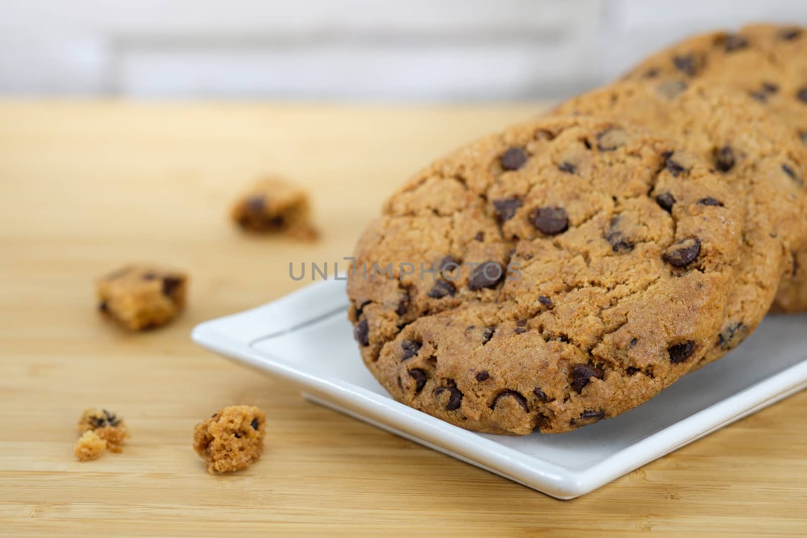 Stack cookies on a ceramic plate, AF point selection.