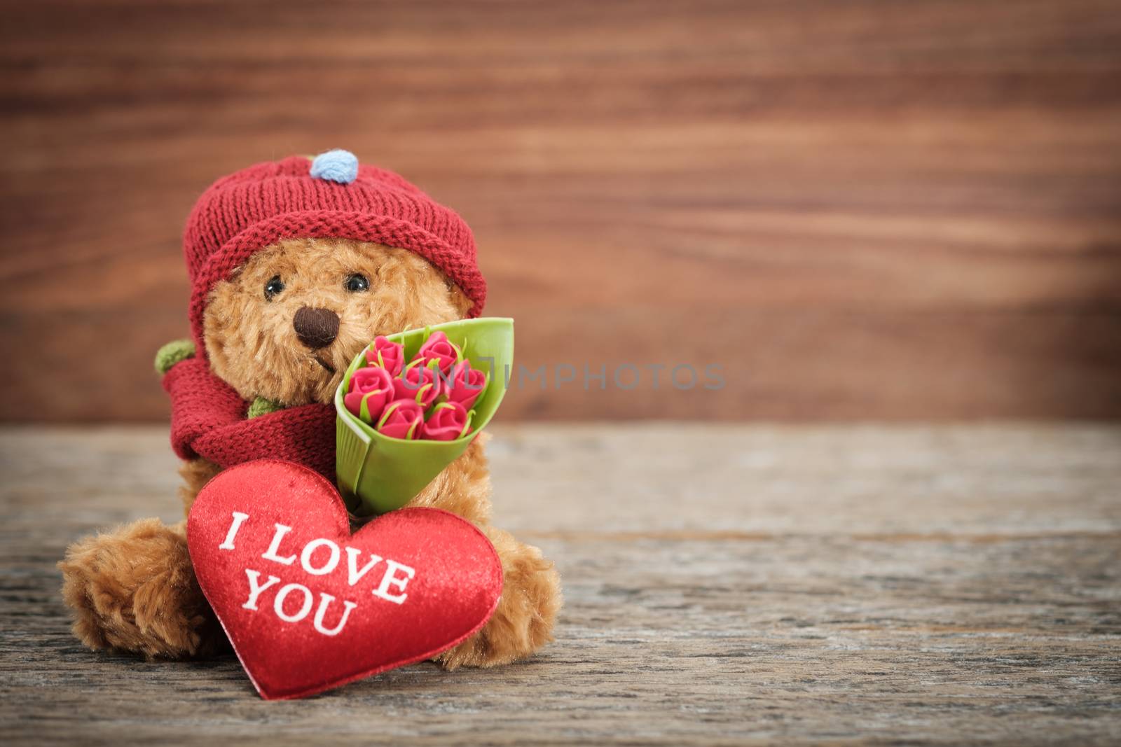 Teddy Bear holding a bouquet of roses, AF point selection and blue, Vintage tone picture.