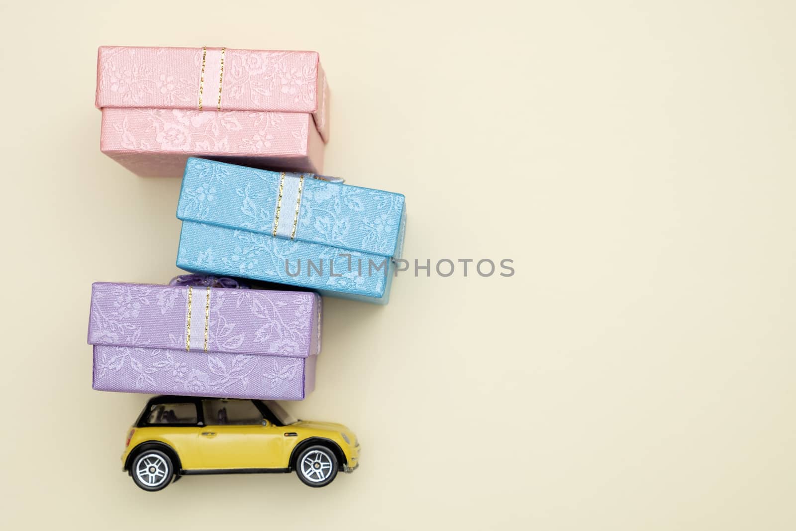 Toy car carrying a gift box, Concept eve of New Year, AF point selection.