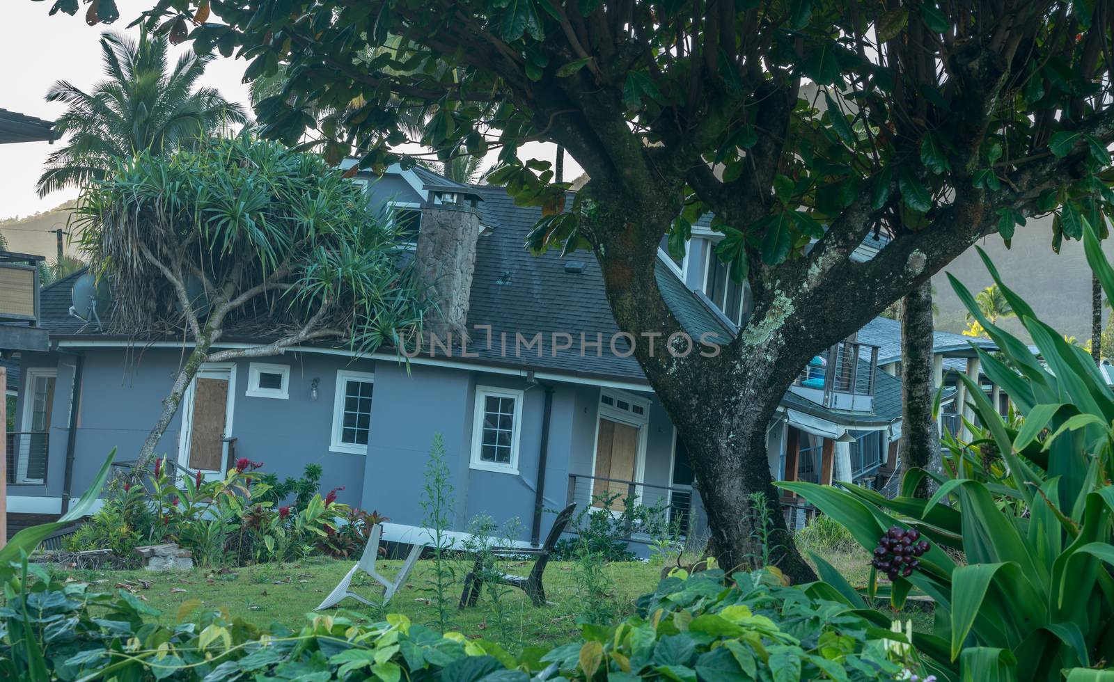 Beach houses collapsed after heavy rain in April 2018 in Hanalei by steheap