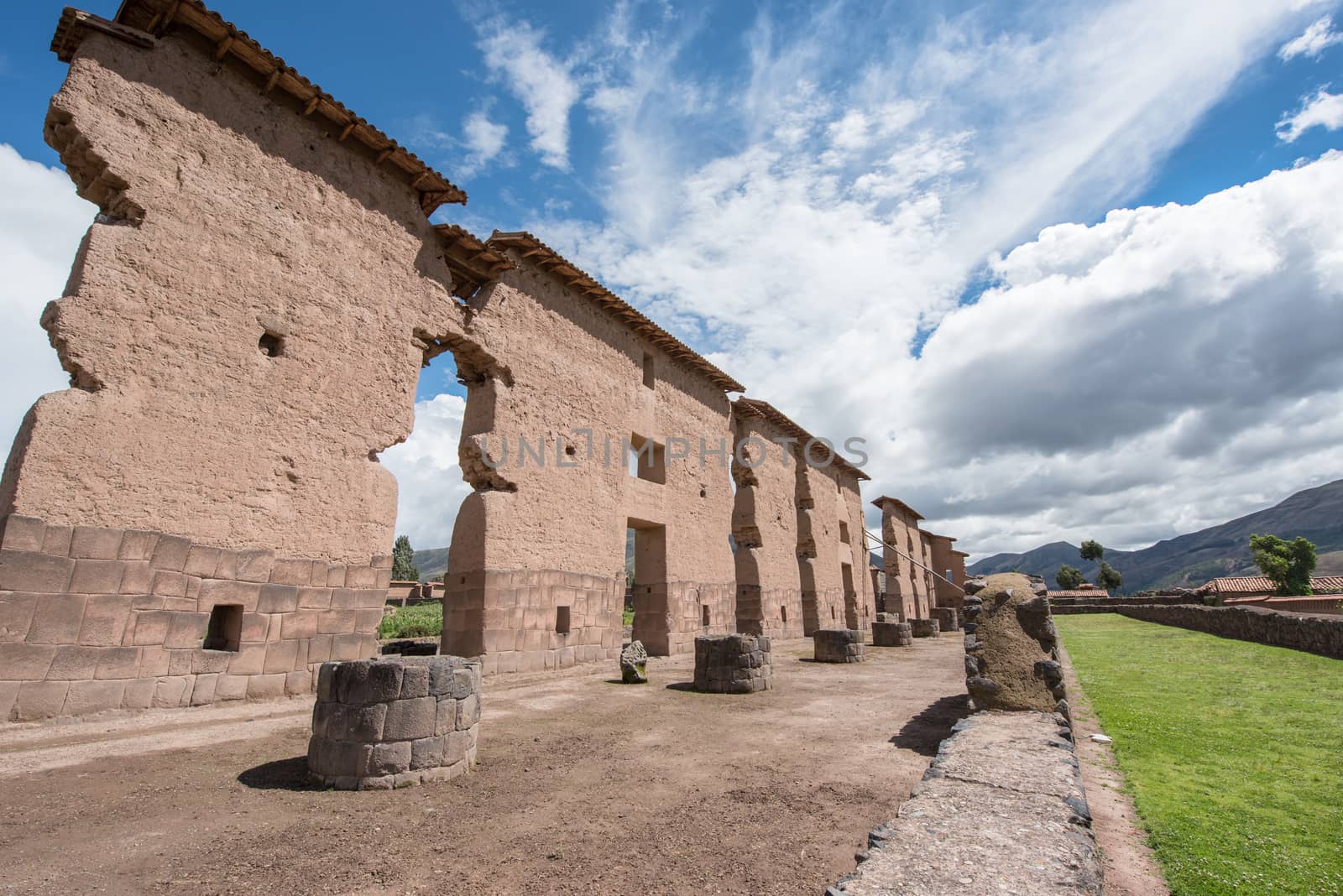 Ruinas Raqchi is a ruins and is located in Provincia de Canchis