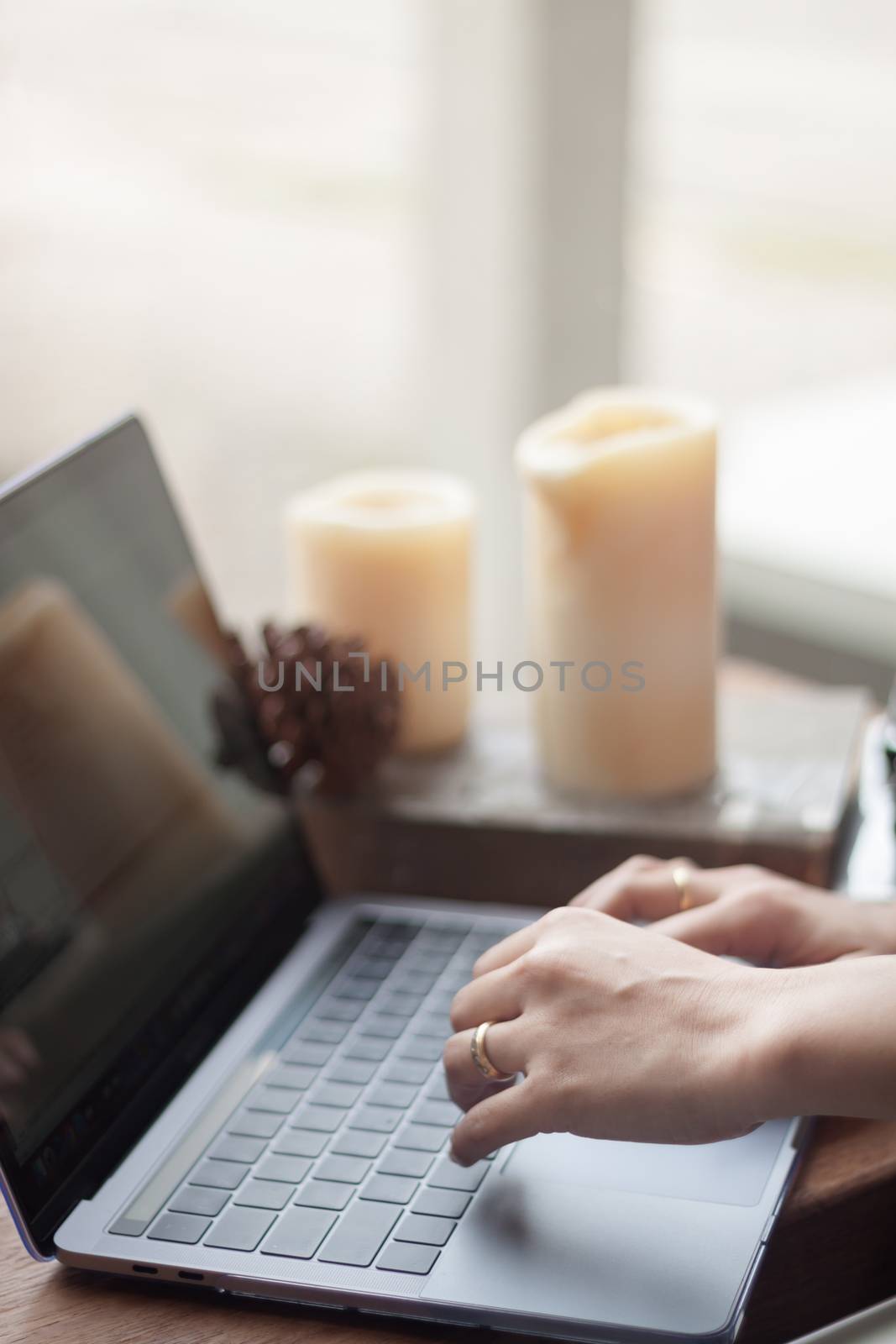 Woman working on computer in coffee shop, stock photo
