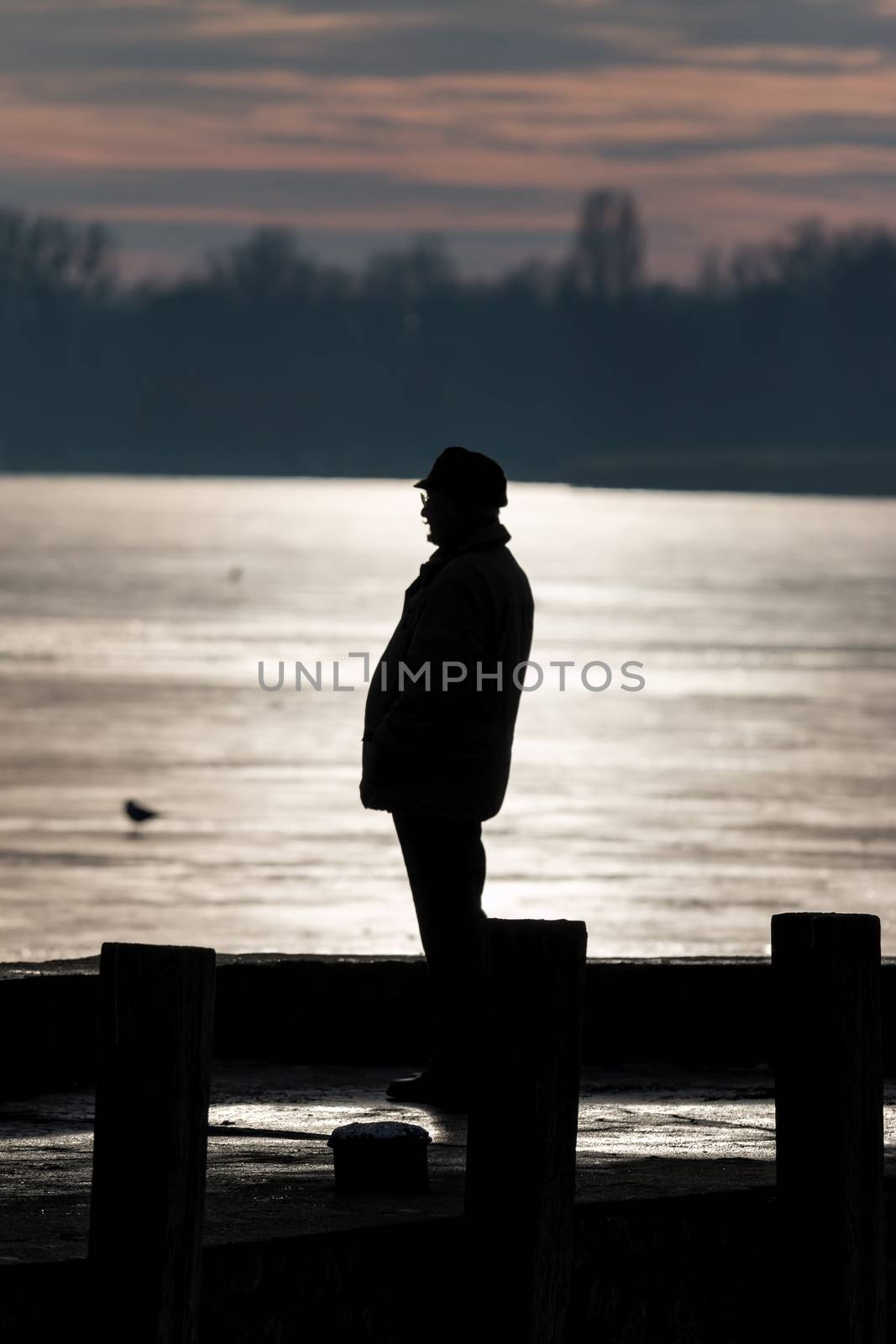 People silhuette in the sunset light in winter