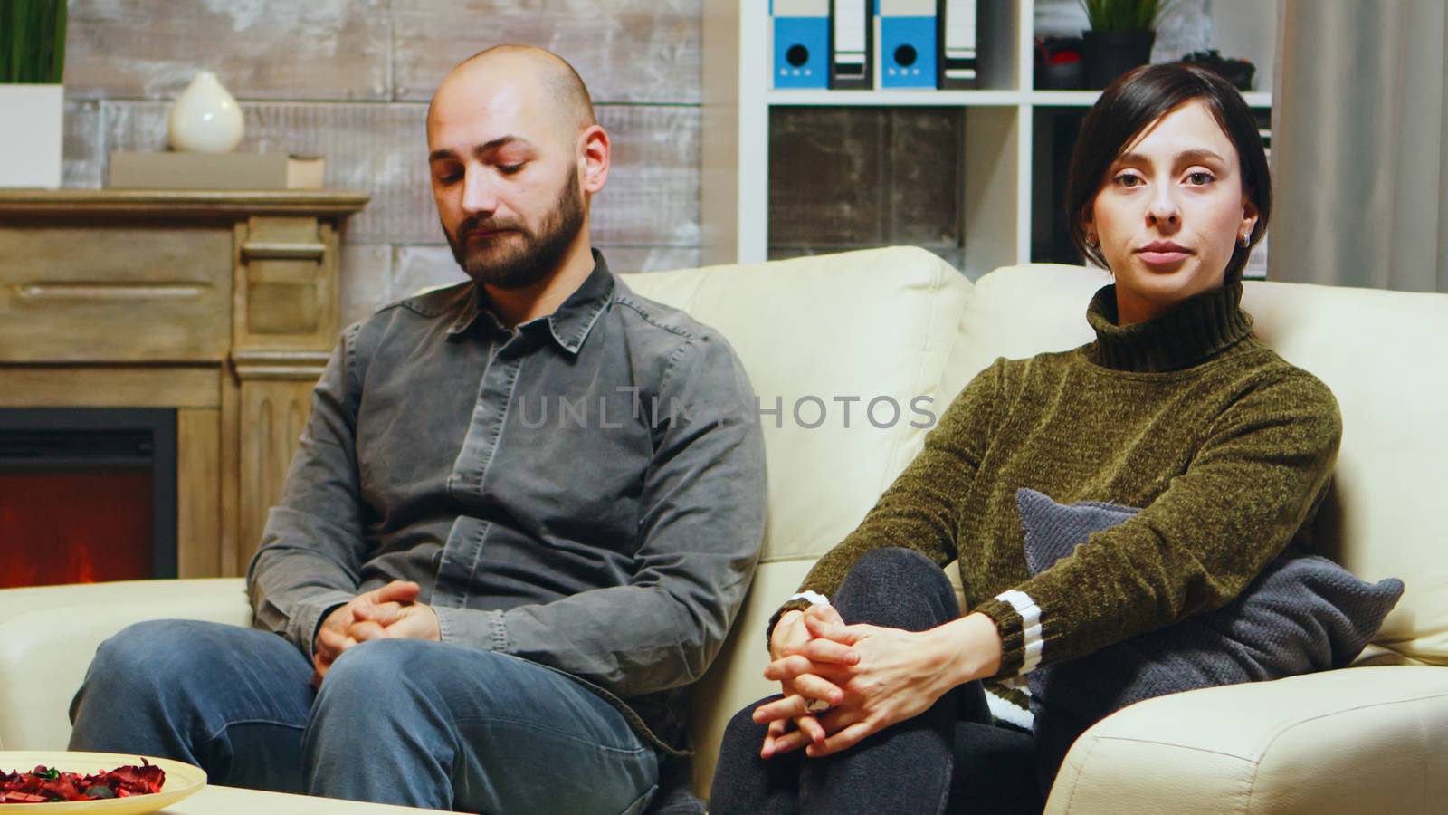 Husband and wife in psychoanalyst cabinet to talk about their relationship difficulties.