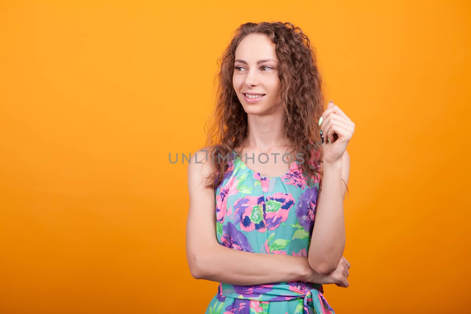 Studio shot of gorgeous woman smiling in casual dress. Confident caucasian woman.