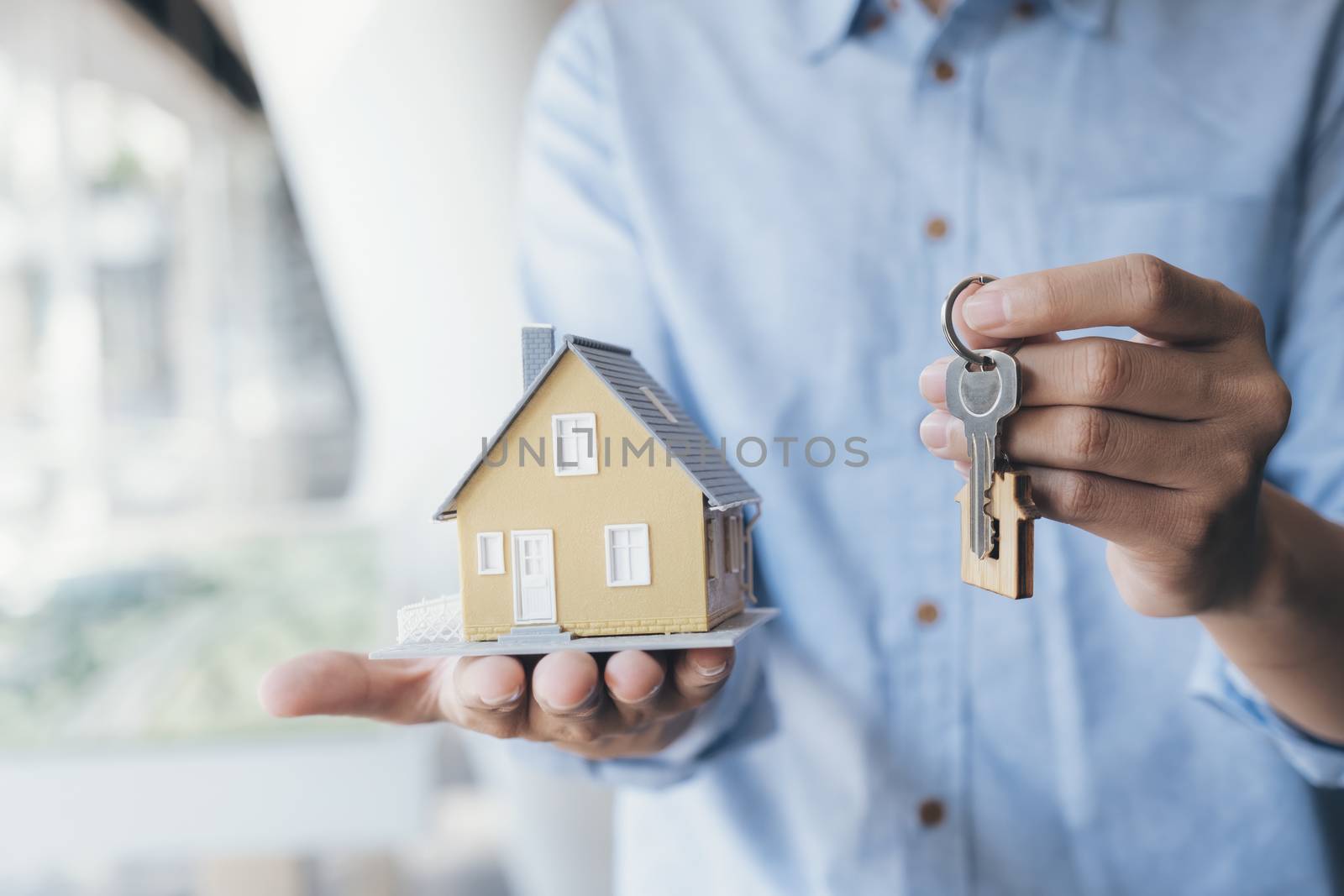 Real estate broker residential house rent listing contract. Offer of purchase house, rental of Real Estate. Giving, offering, demonstration, holding house keys.