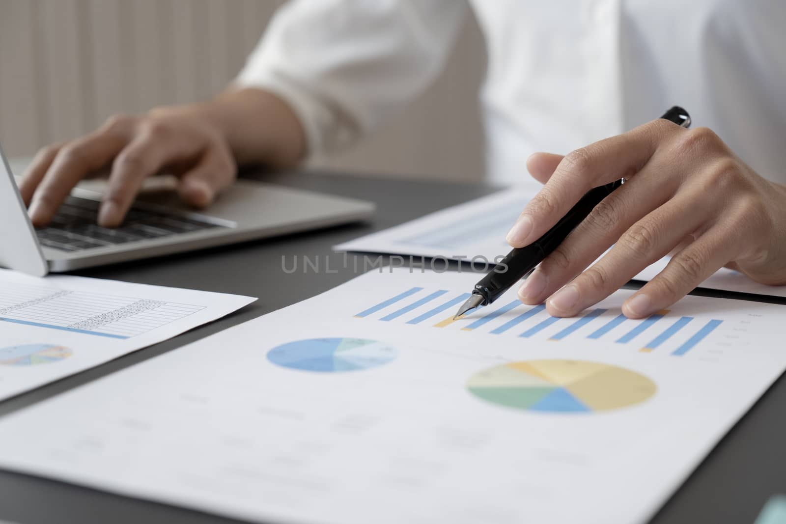 Businessman analyse investment marketing data. by ijeab