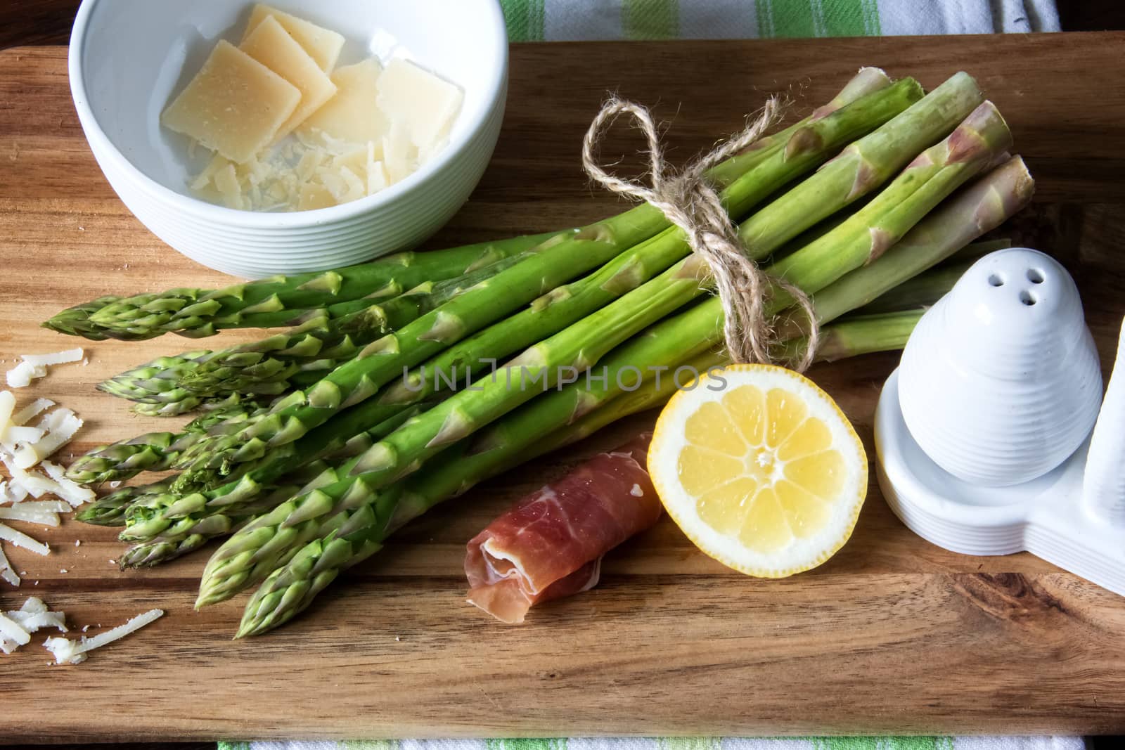 Asparagus with the prosciutto, lemon and cheese